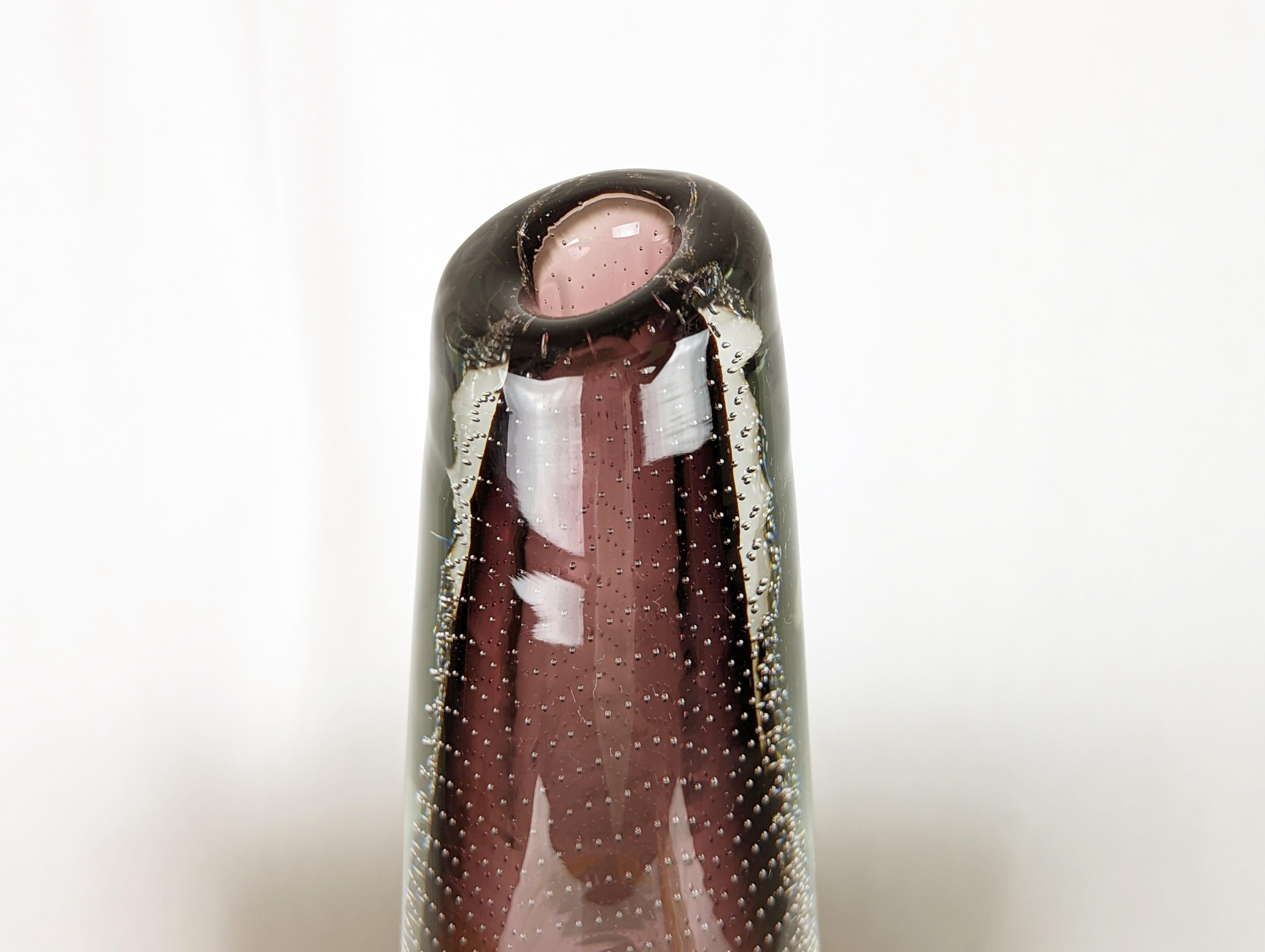 Seltene Vase aus klarem und violettem Glas aus der Mitte des Jahrhunderts von Gunnel Nyman für die finnische Nuutajarvi Glasswork. Handgeblasenes kontrolliertes Blasenmodell GN 17. Ein sichtbarer Chip wie auf den Bildern zu sehen.
Signiert und