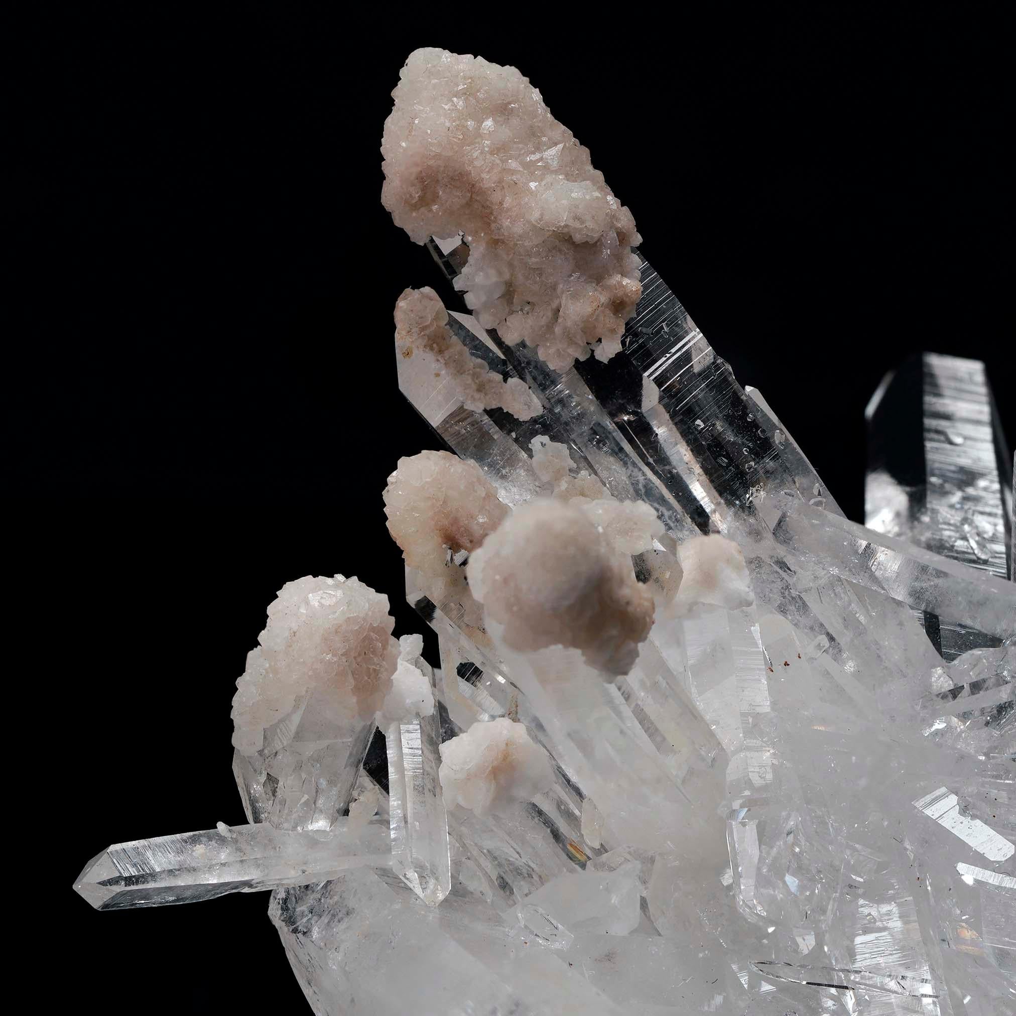 XXI secolo e contemporaneo Cluster di quarzo chiaro con formazioni di calcedonio - 95g in vendita