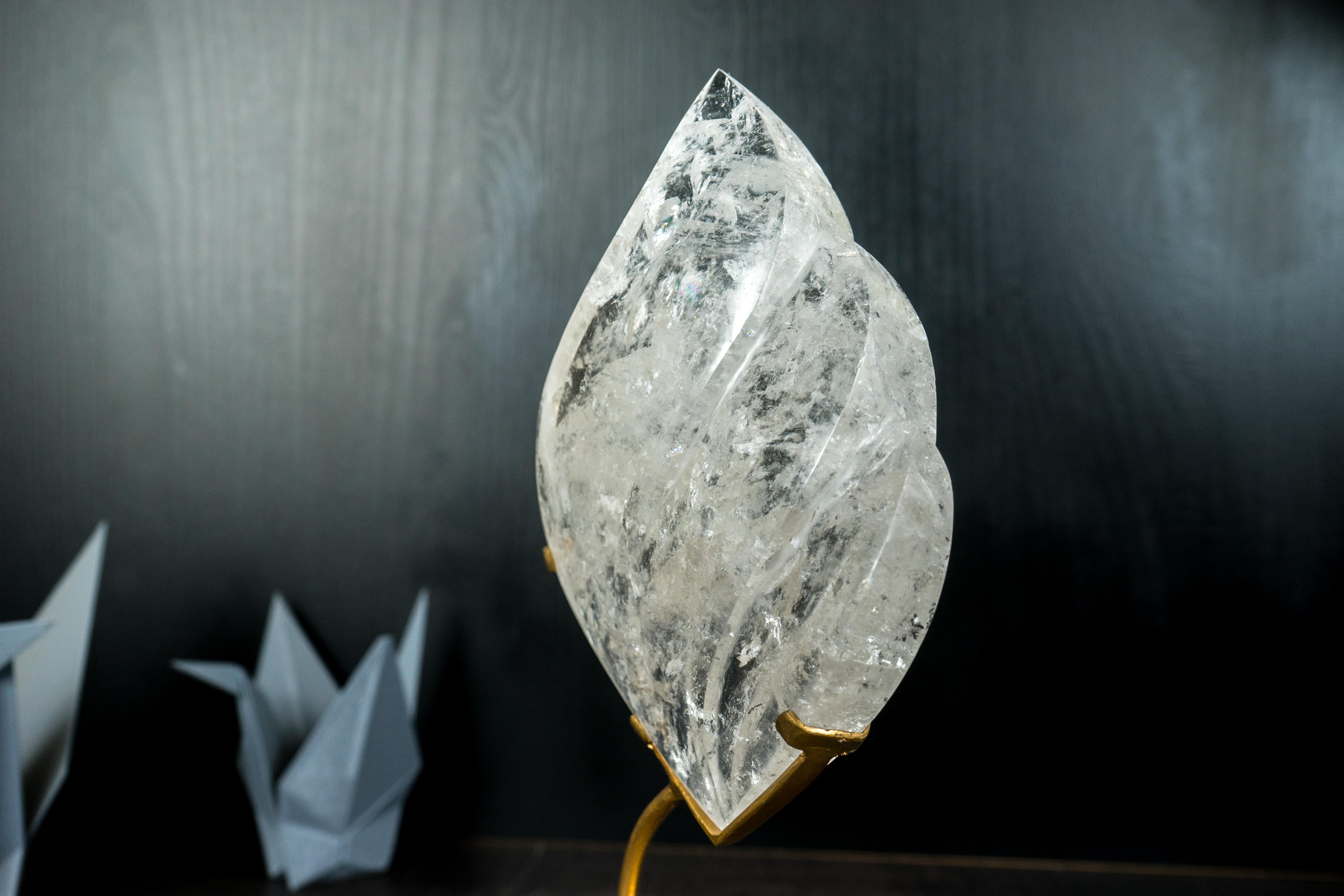 Scultura di cristallo di quarzo chiaro su supporto in metallo dorato in vendita 5