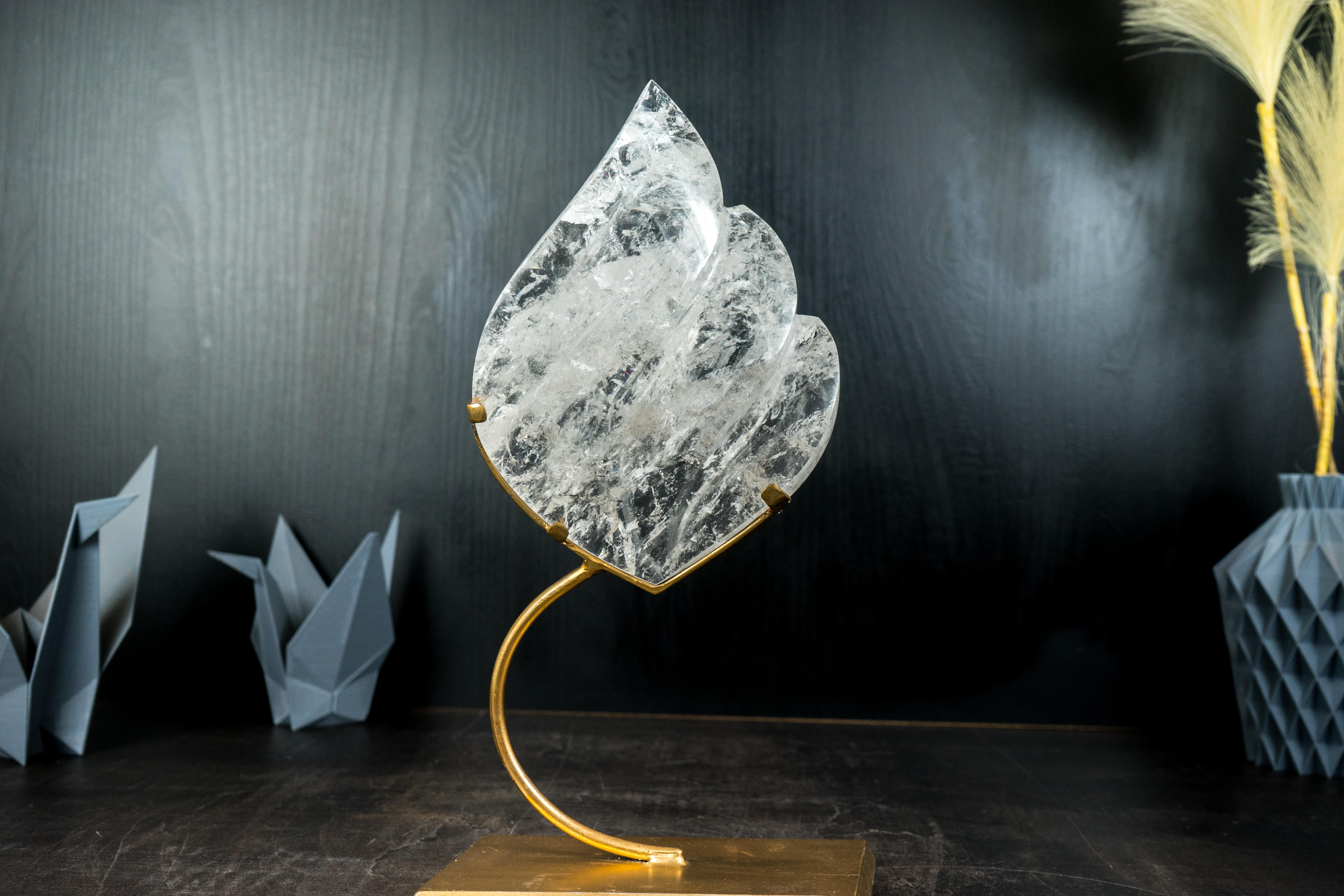 Scultura di cristallo di quarzo chiaro su supporto in metallo dorato in vendita 6