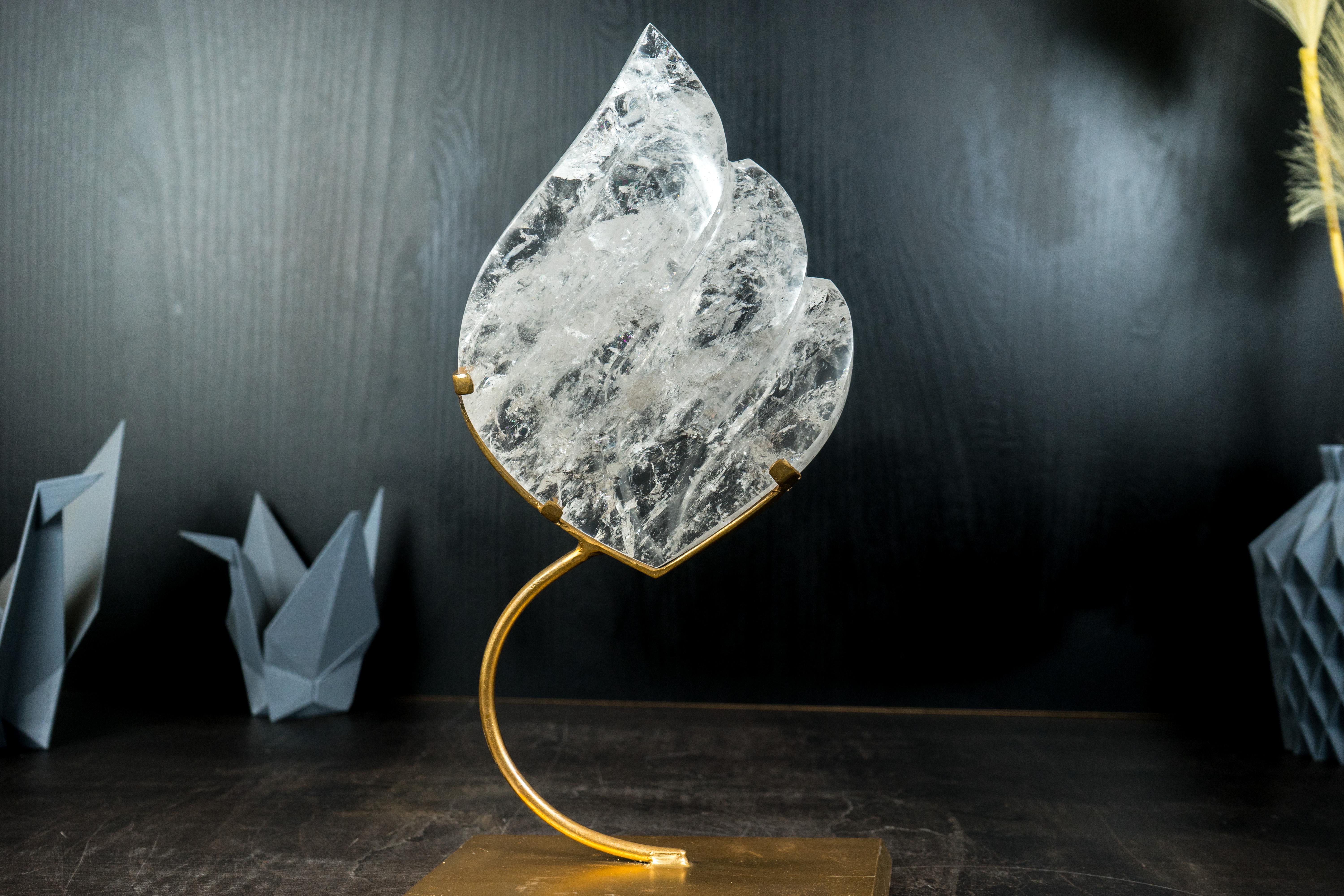 Scultura di cristallo di quarzo chiaro su supporto in metallo dorato in vendita 7