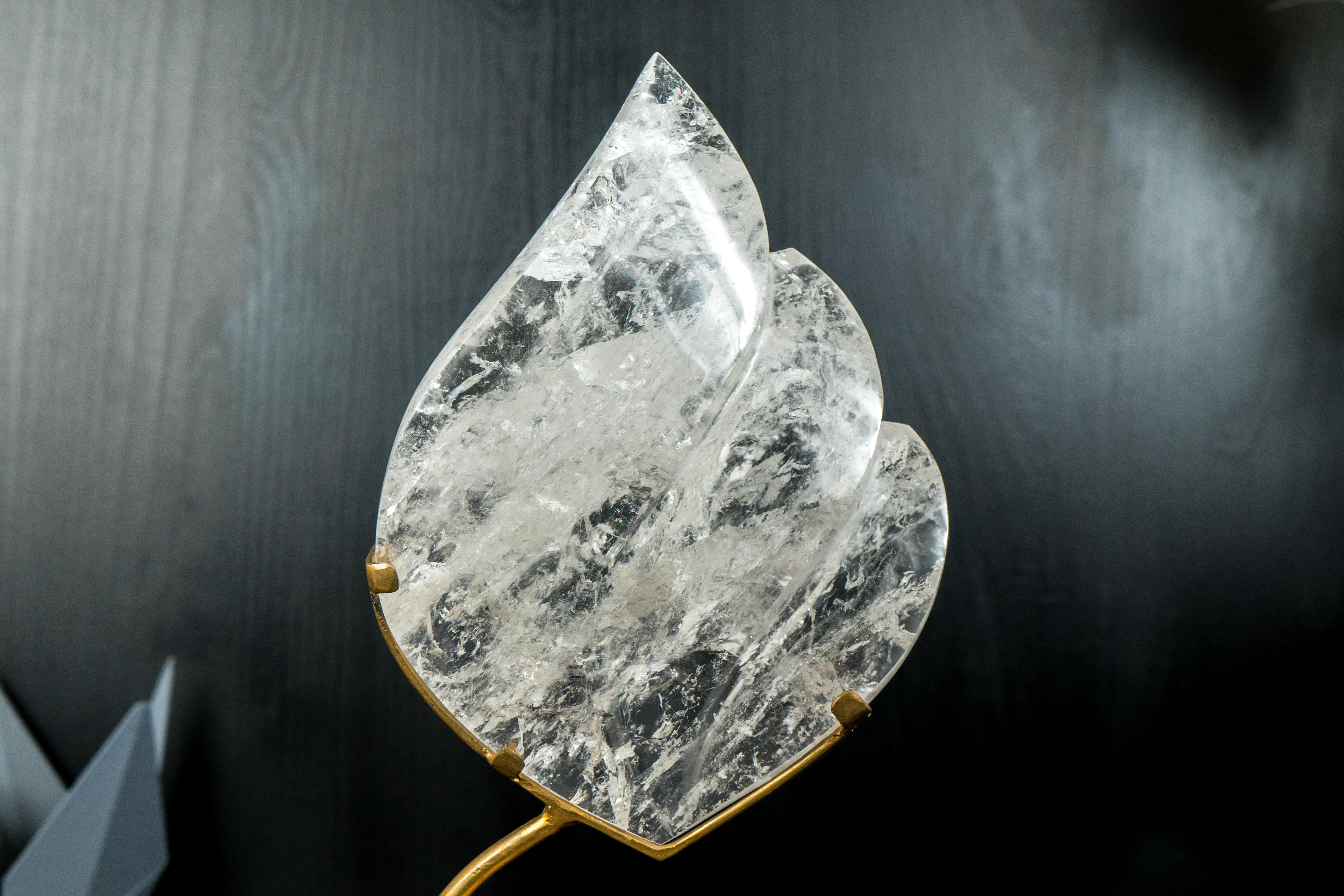 Scultura di cristallo di quarzo chiaro su supporto in metallo dorato in vendita 8