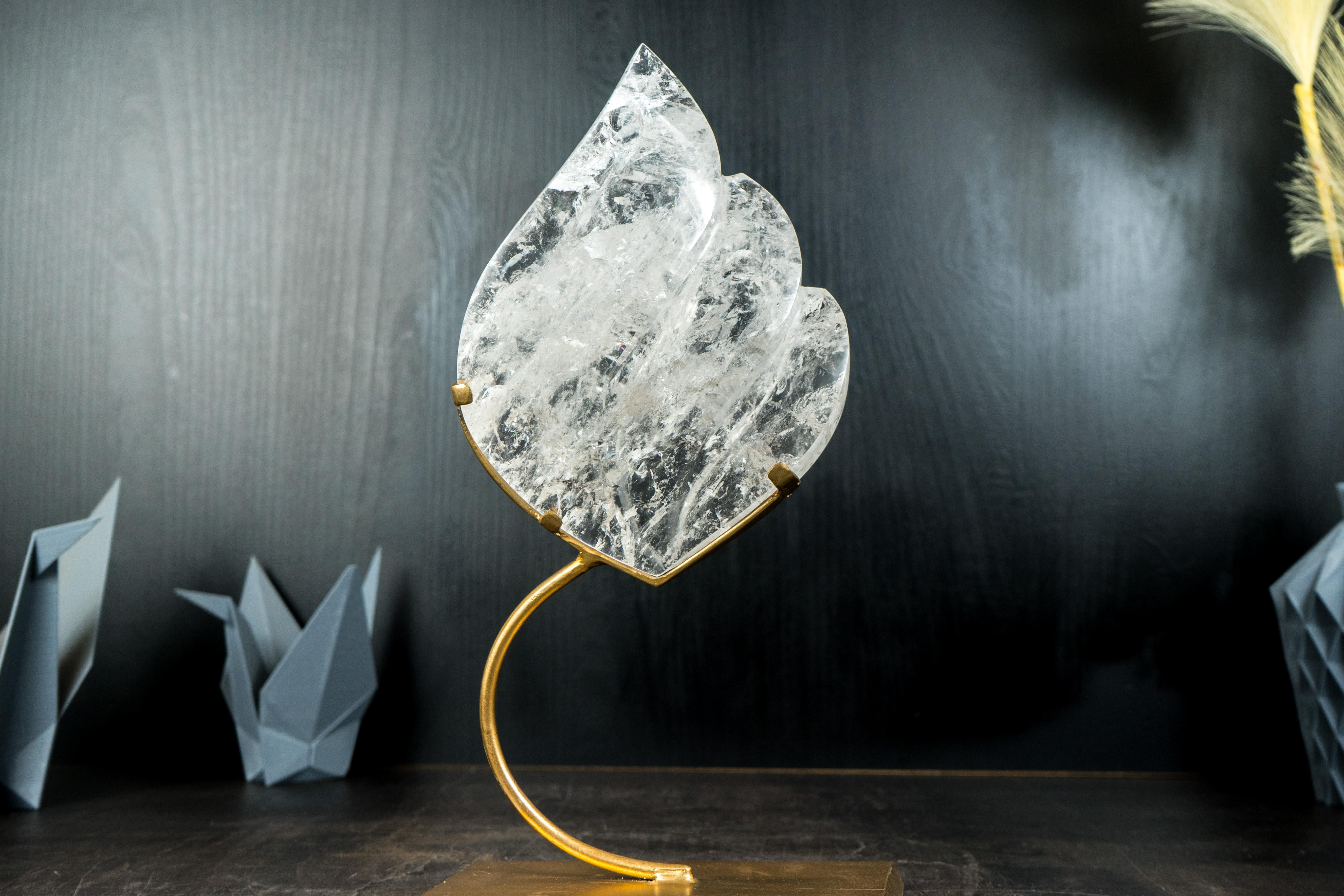 Con una splendida estetica e una sapiente lavorazione, questa è una squisita scultura a fiamma di quarzo. La sua forma unica, unita alle inclusioni naturali e ai riflessi brillanti, lo rende un pezzo forte per qualsiasi collezione o un elemento