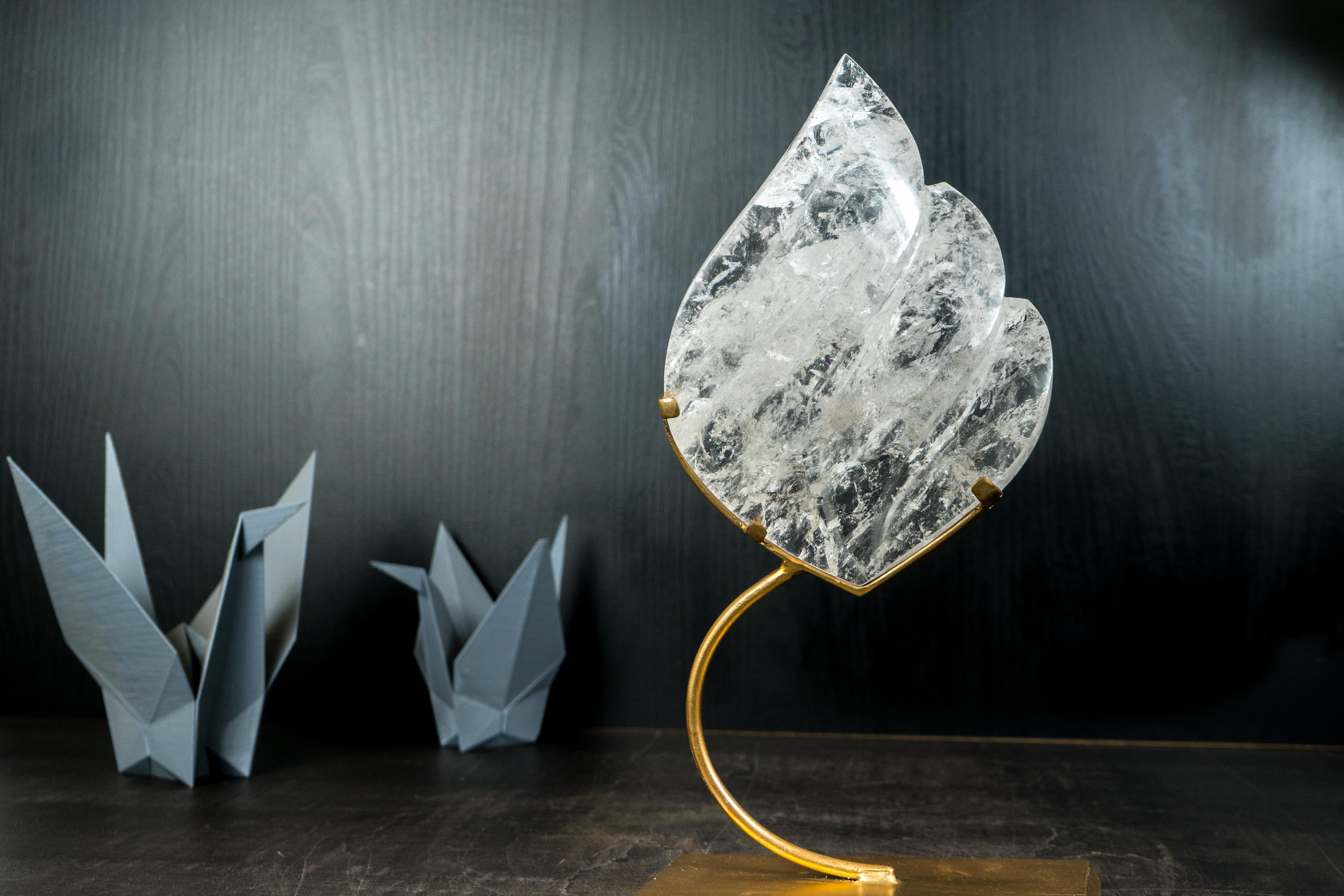 Scultura di cristallo di quarzo chiaro su supporto in metallo dorato in vendita 1