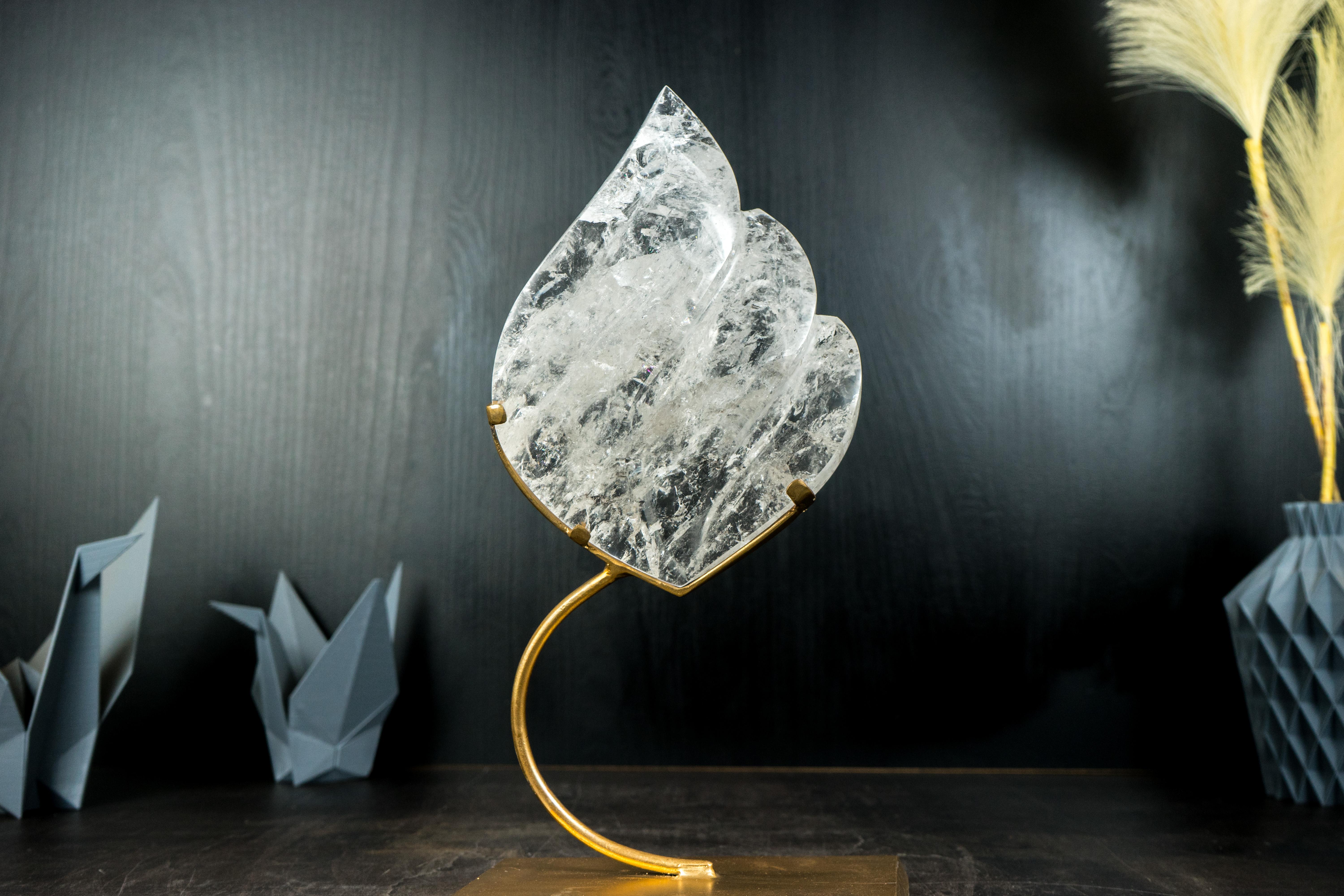 Scultura di cristallo di quarzo chiaro su supporto in metallo dorato in vendita 2