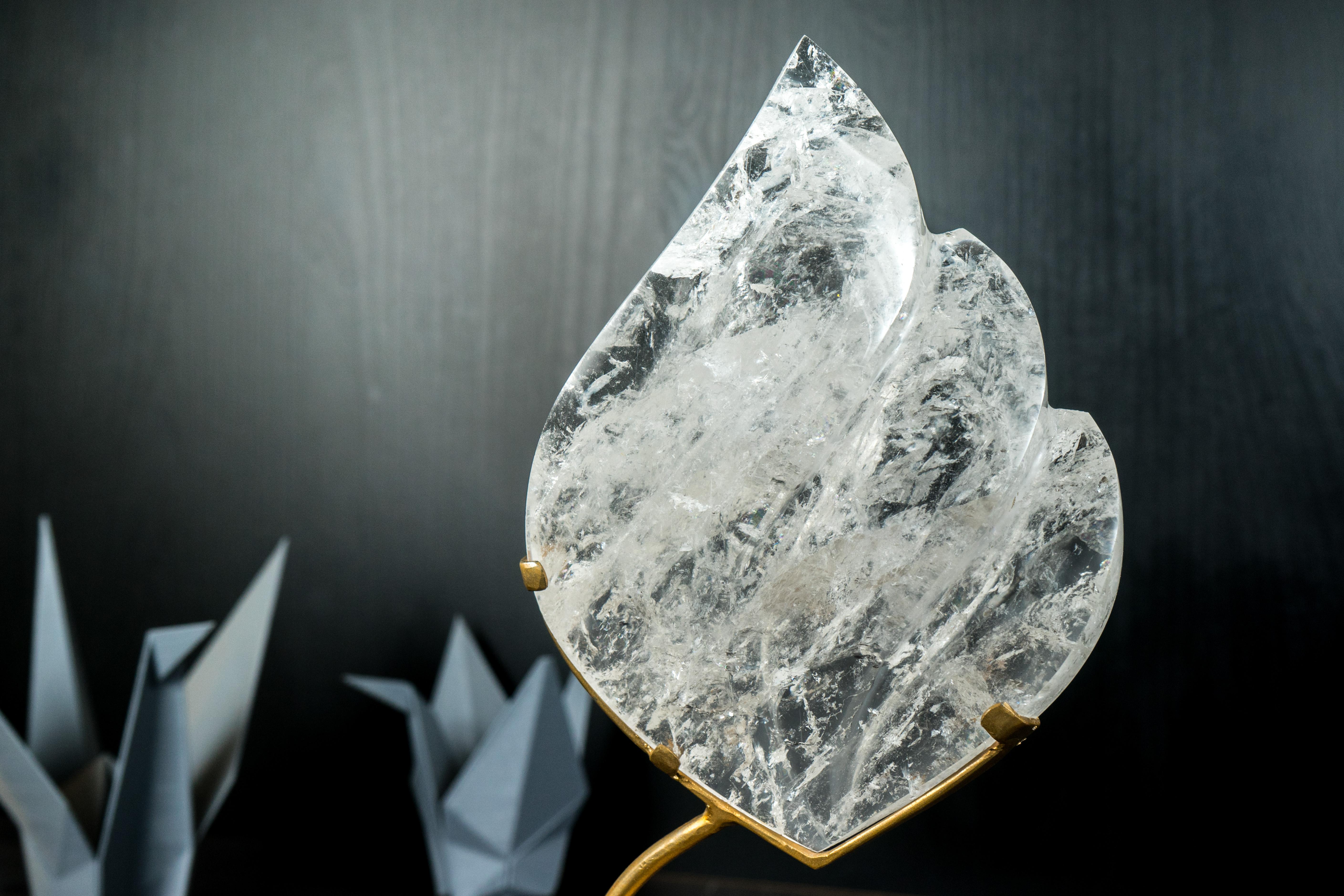 Scultura di cristallo di quarzo chiaro su supporto in metallo dorato in vendita 3
