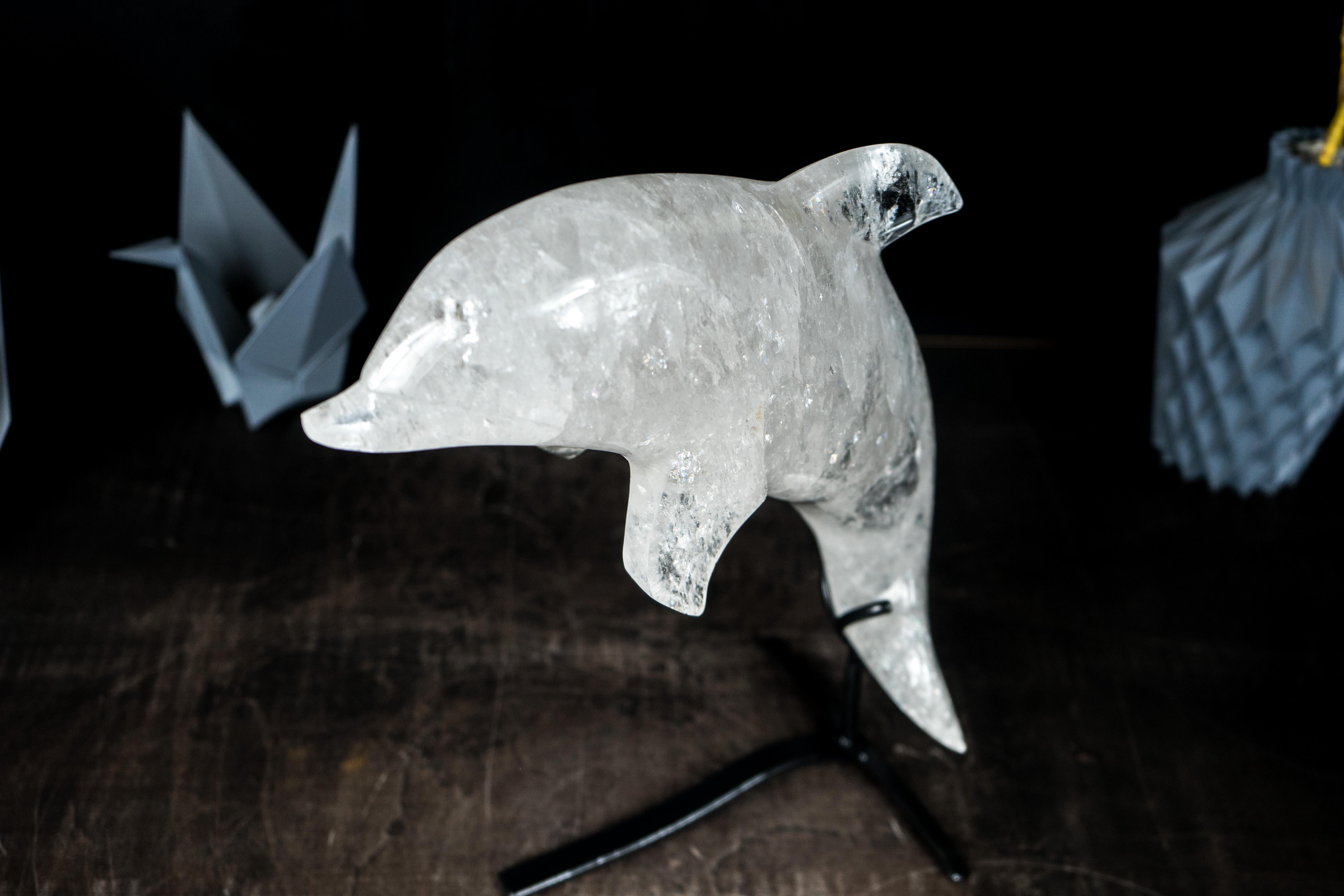 Sculpture de dauphin en quartz transparent du Brésil, sculptée à la main en vente 4