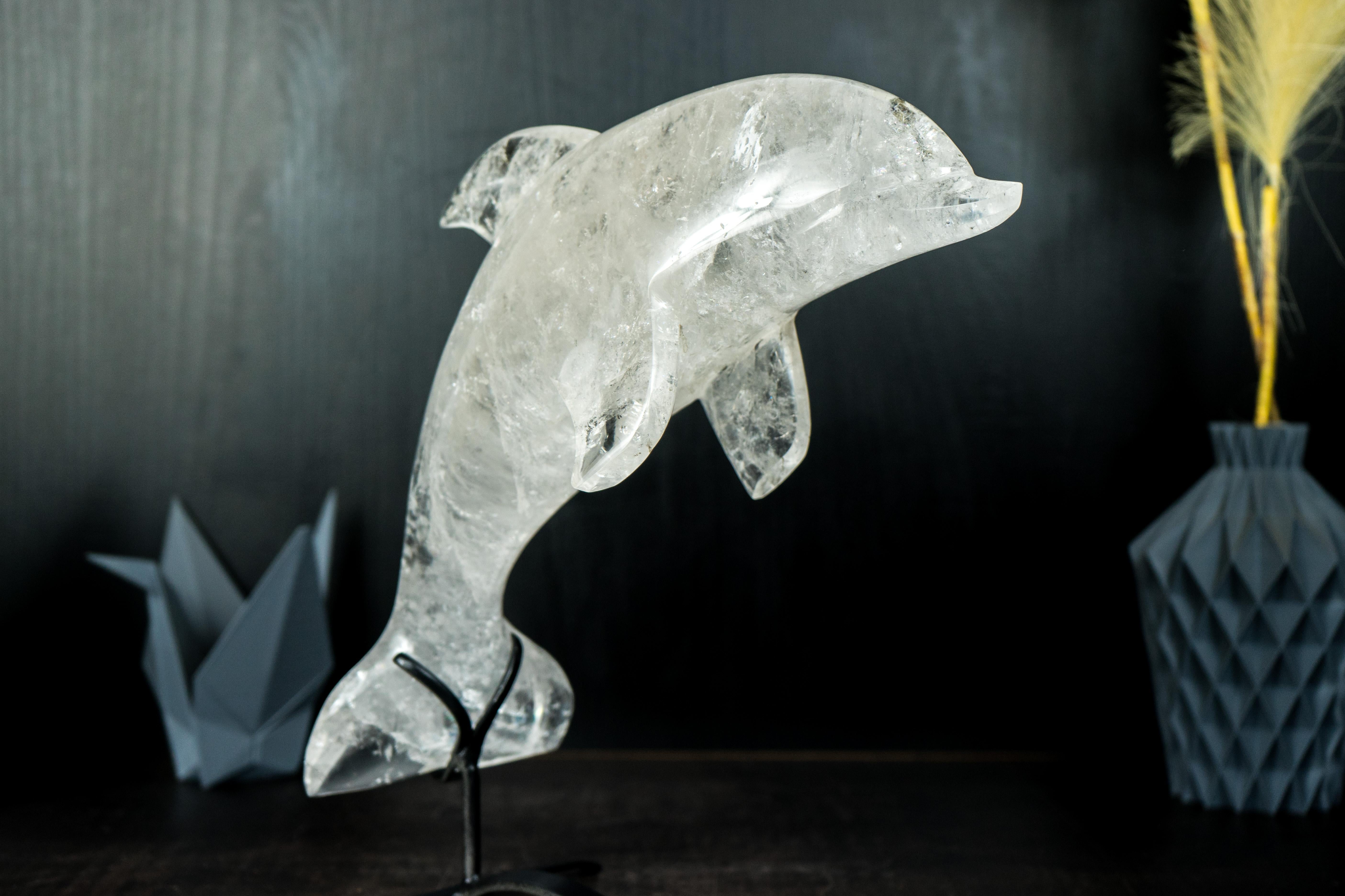 XXIe siècle et contemporain Sculpture de dauphin en quartz transparent du Brésil, sculptée à la main en vente