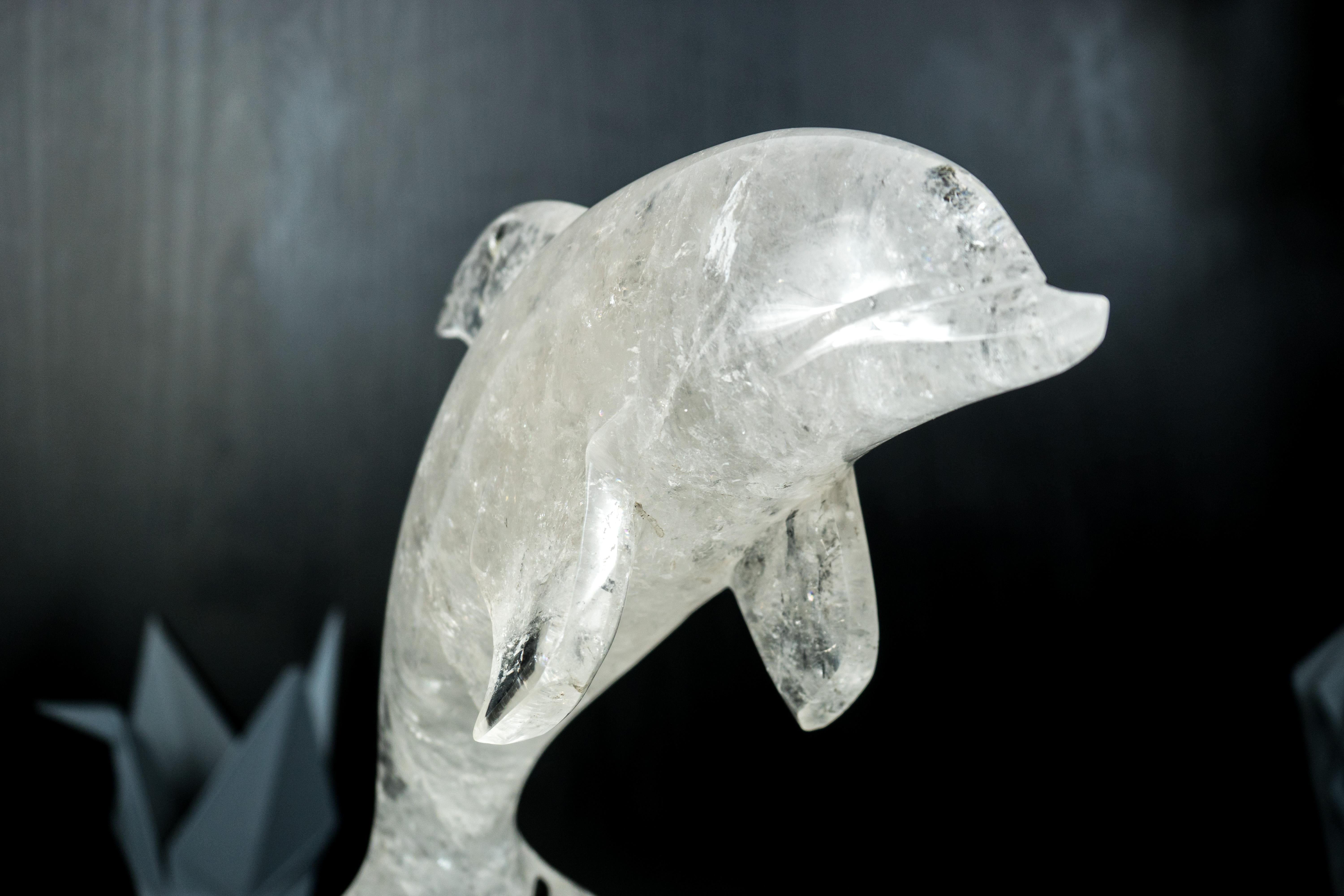 Cristal Sculpture de dauphin en quartz transparent du Brésil, sculptée à la main en vente