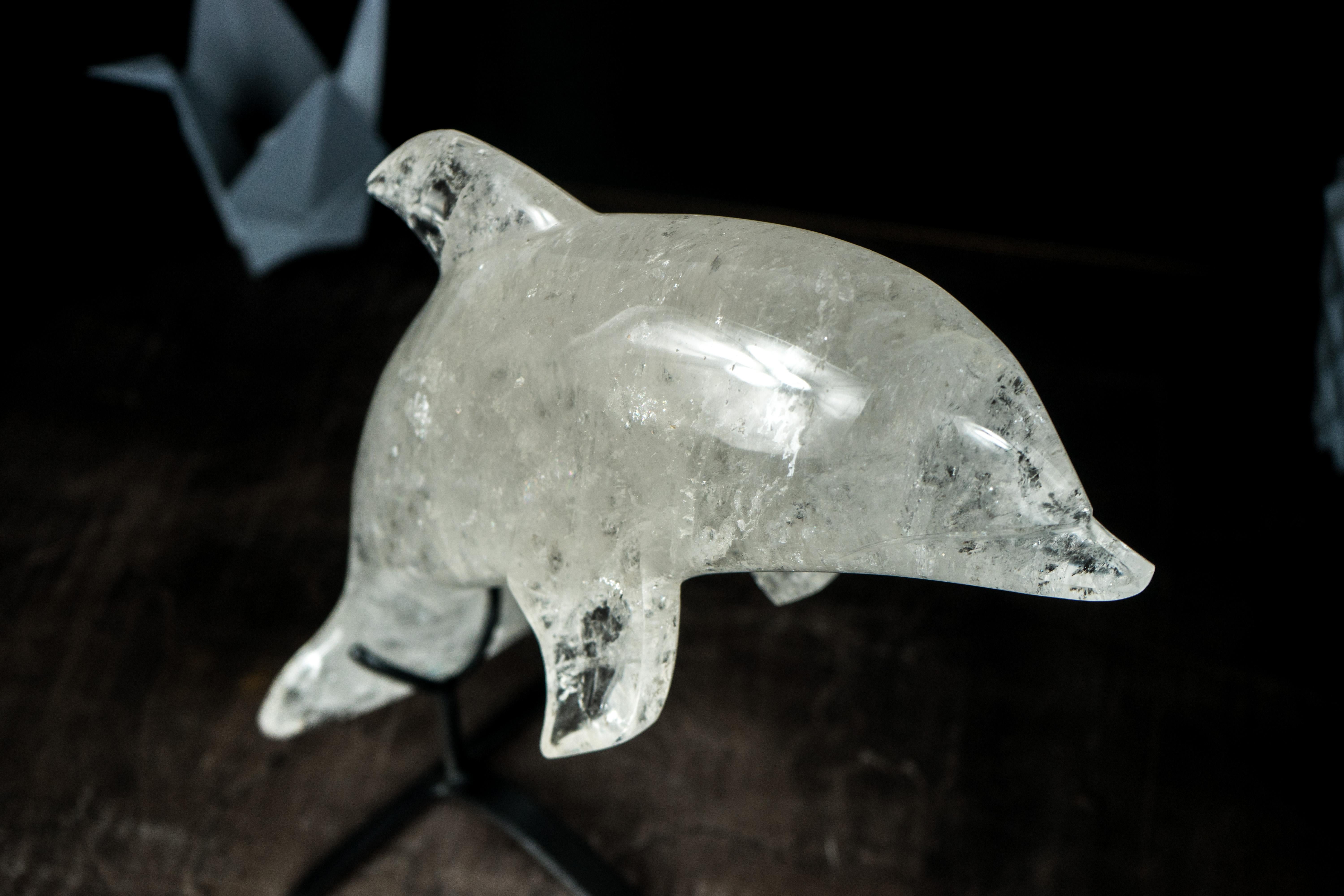 Sculpture de dauphin en quartz transparent du Brésil, sculptée à la main en vente 1