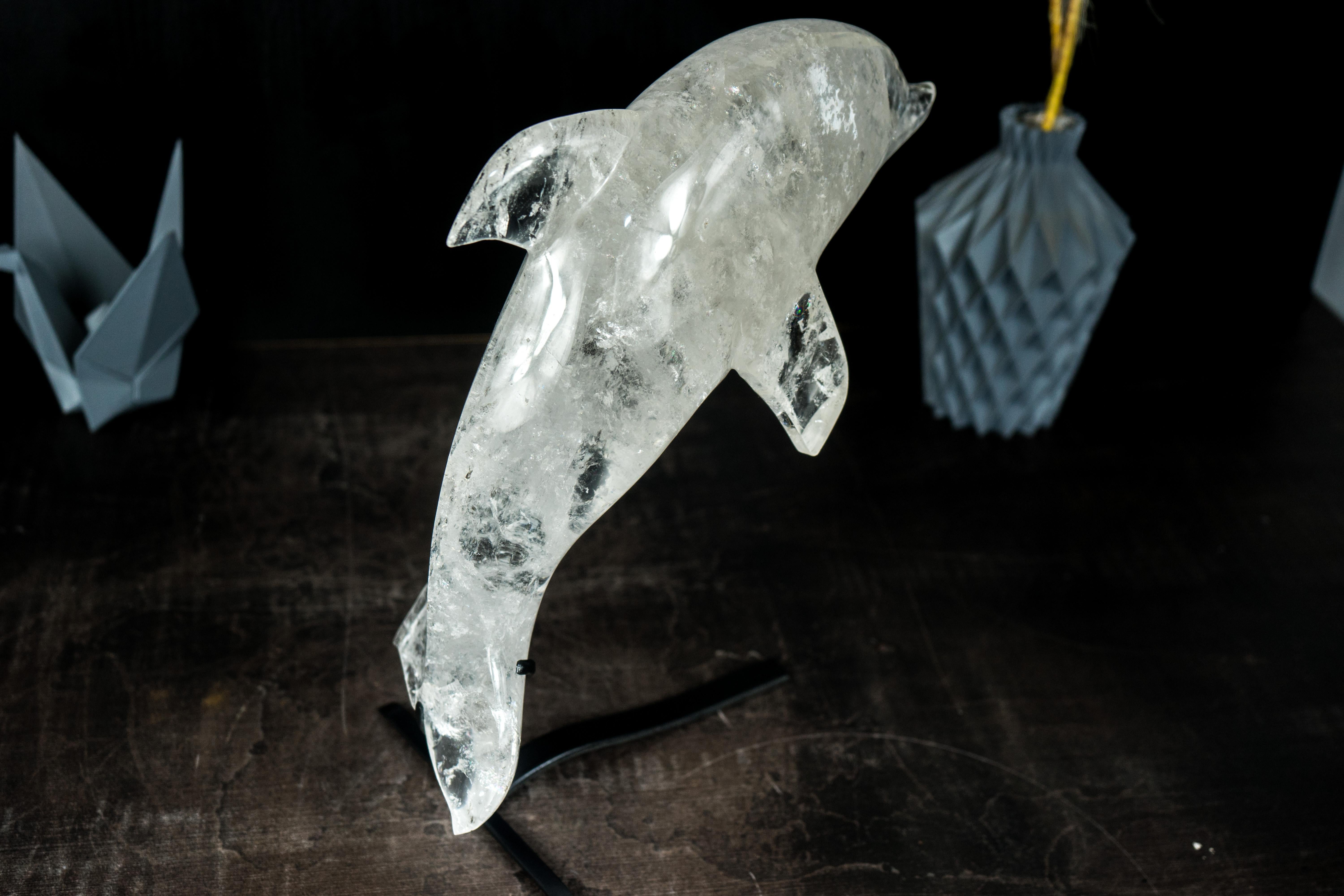 Sculpture de dauphin en quartz transparent du Brésil, sculptée à la main en vente 3