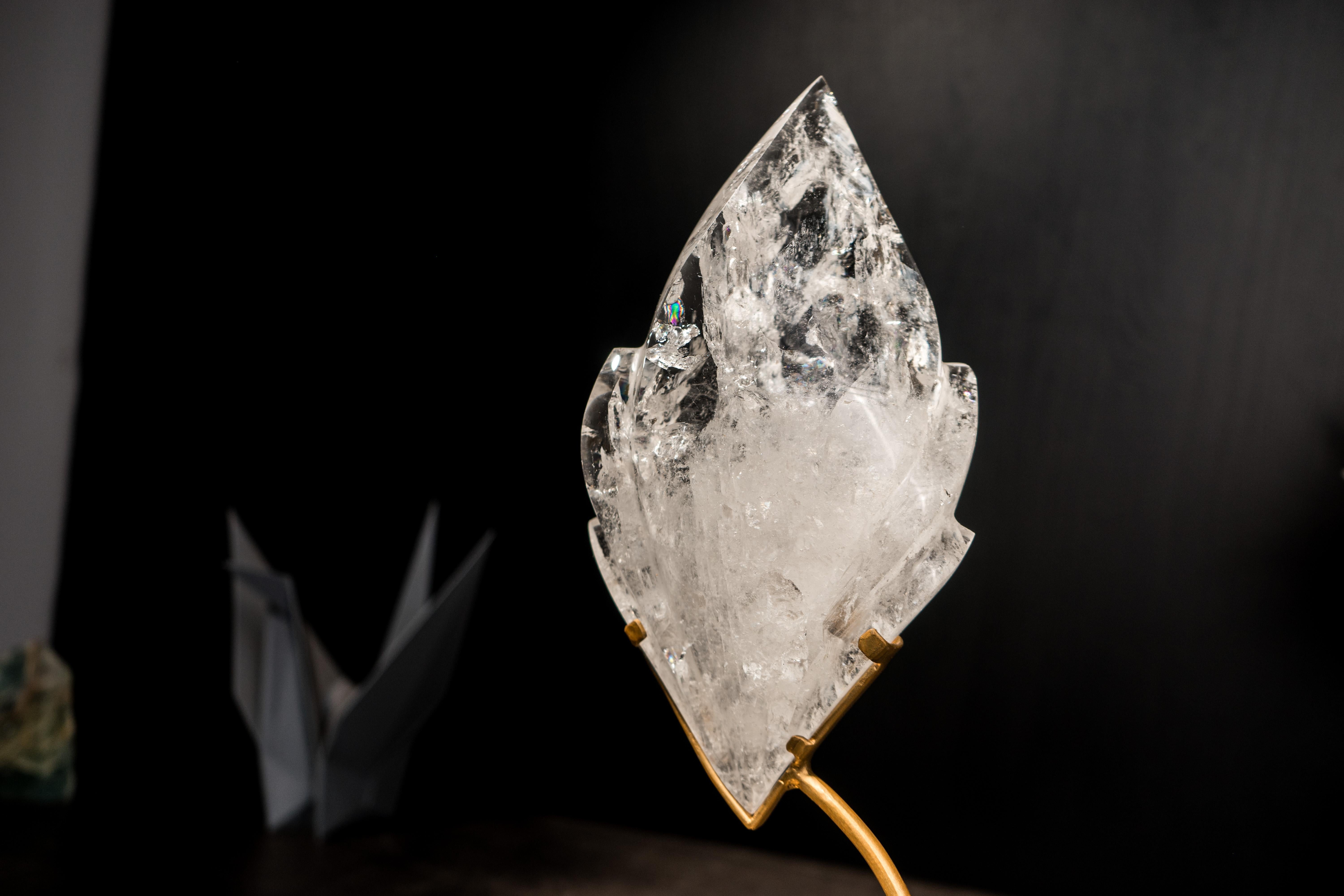 Scultura di quarzo chiaro naturale su supporto su ordinazione

Grazie a un'abile lavorazione lapidaria, questo quarzo chiaro è stato scolpito in una splendida fiamma, con un apice cristallino arroccato in cima a inclusioni di quarzo bianco. La parte