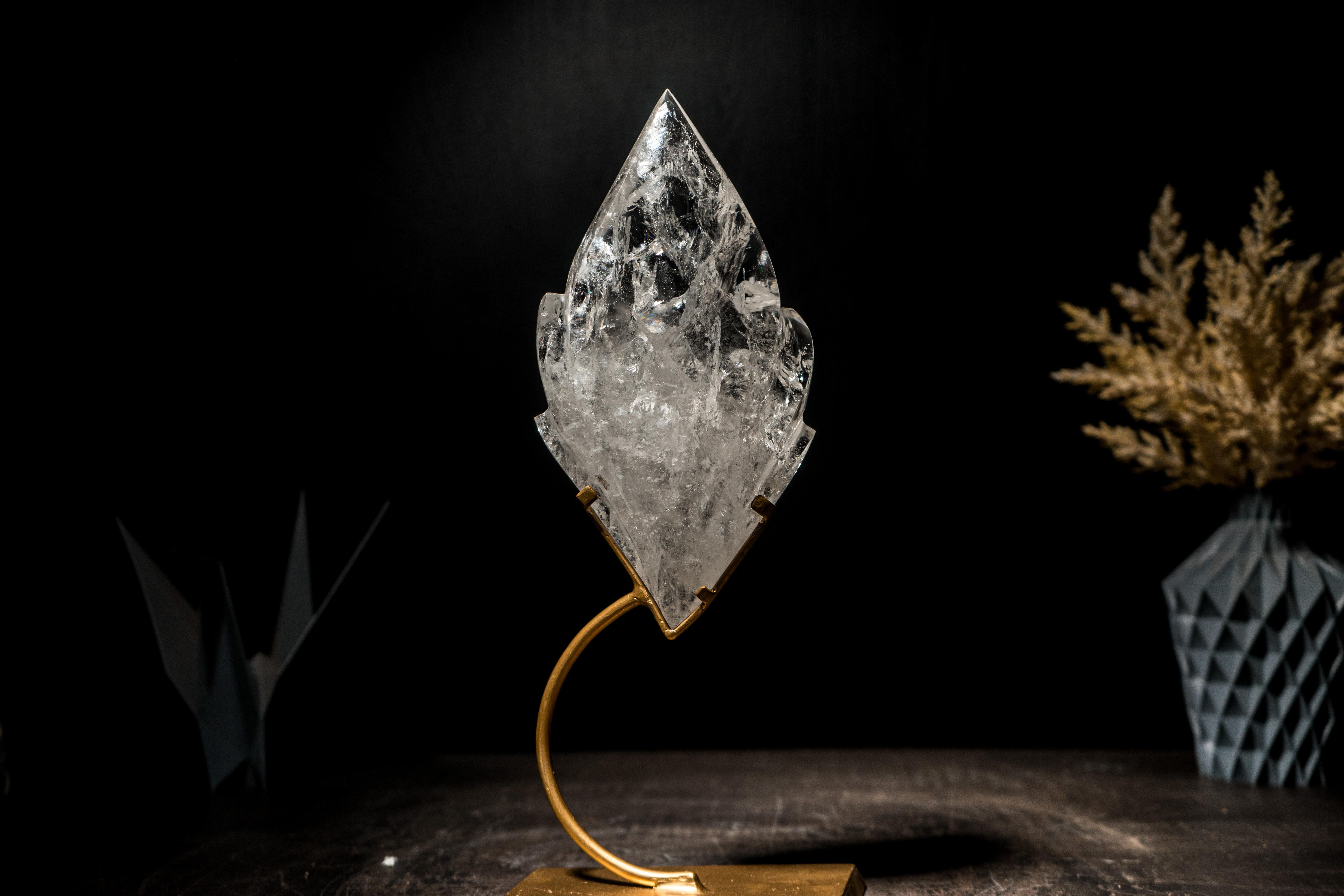 XXI secolo e contemporaneo Fiamma di quarzo chiaro, scolpita in Brasile, su supporto metallico personalizzato in vendita