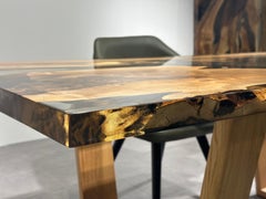 Table de salle à manger à bord vif en noyer en résine époxy transparente - Table sur mesure