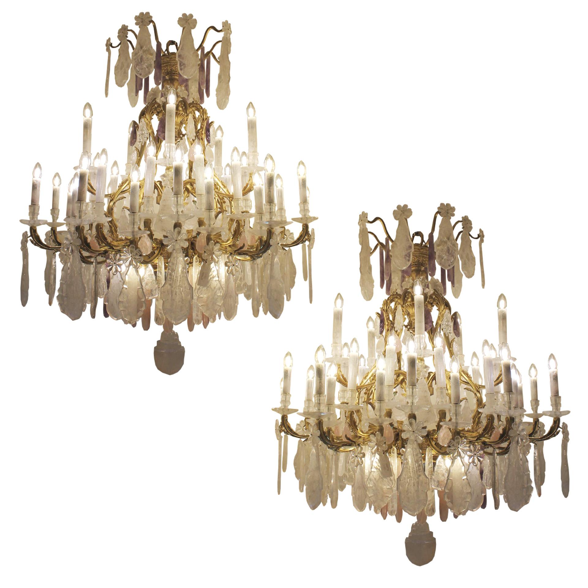 Questo squisito lampadario in stile classico antico presenta una lussuosa combinazione di bronzo dorato, cristallo di rocca chiaro e rosa e gocce di ametista che creano un sofisticato gioco di luci e colori. Delicati dettagli floreali arricchiscono