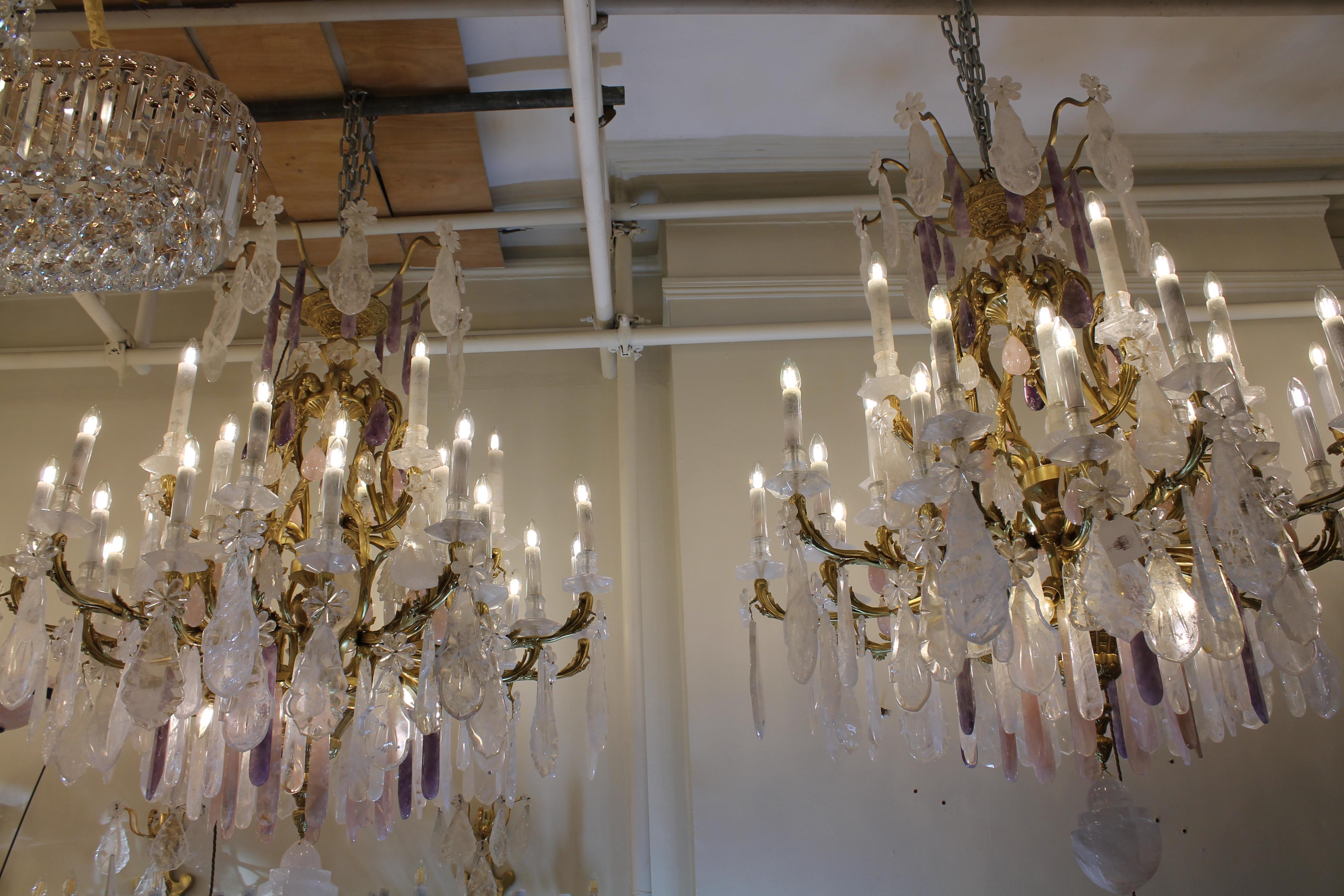 XX secolo Lampadari a 40 luci in cristallo di rocca di quarzo chiaro e rosa con gocce di ametista in vendita