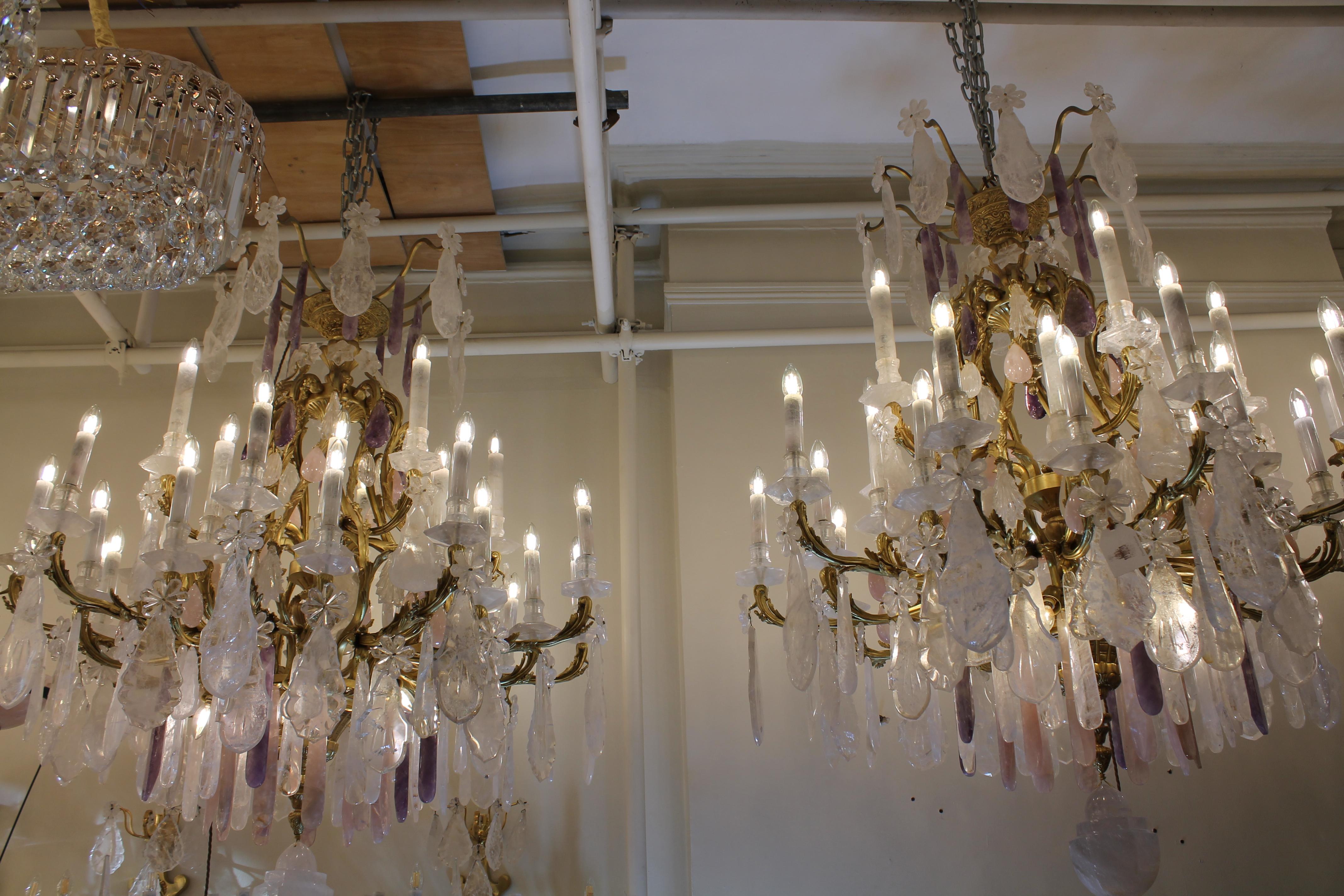 Bronzo Lampadari a 40 luci in cristallo di rocca di quarzo chiaro e rosa con gocce di ametista in vendita