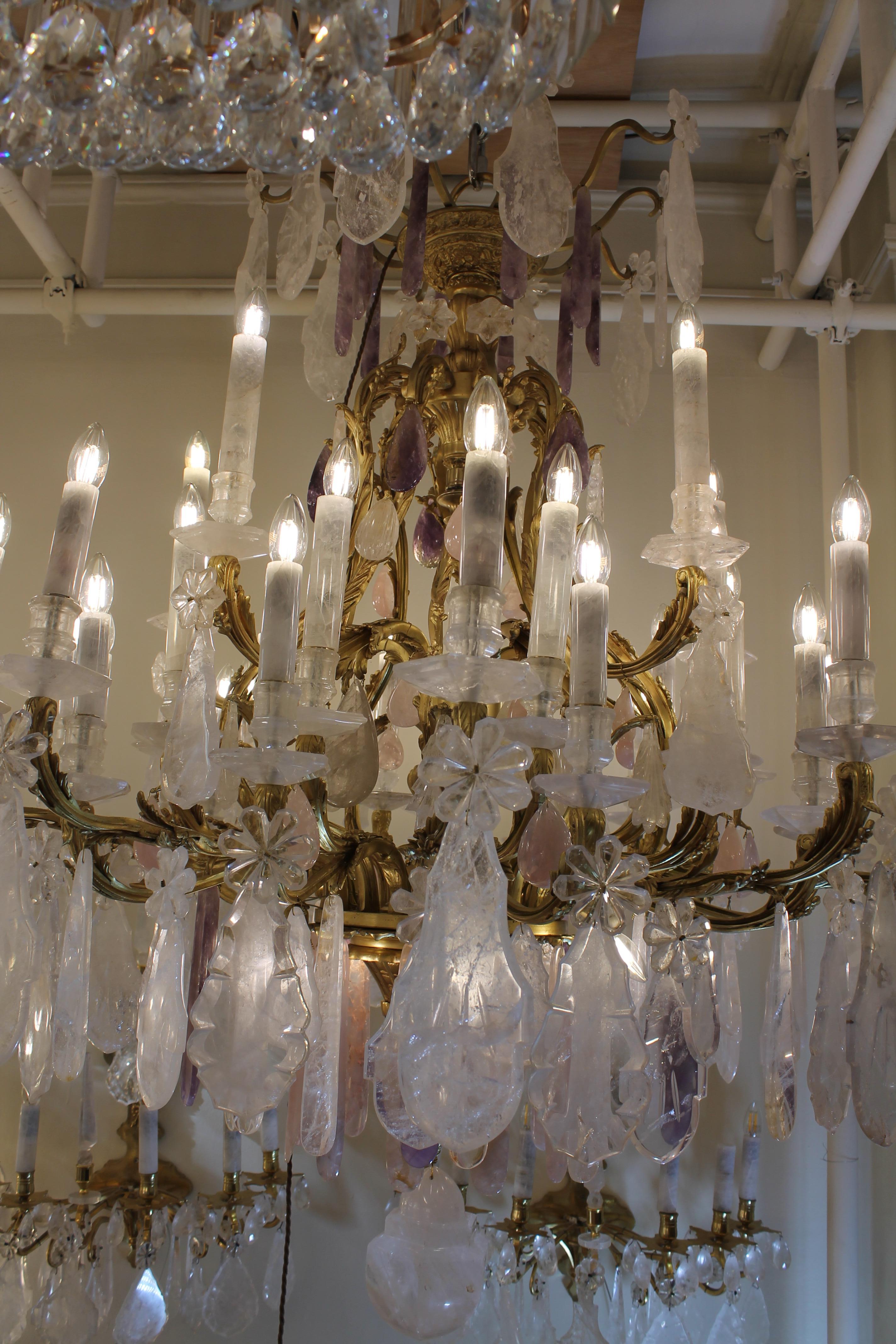 Lampadari a 40 luci in cristallo di rocca di quarzo chiaro e rosa con gocce di ametista in vendita 2