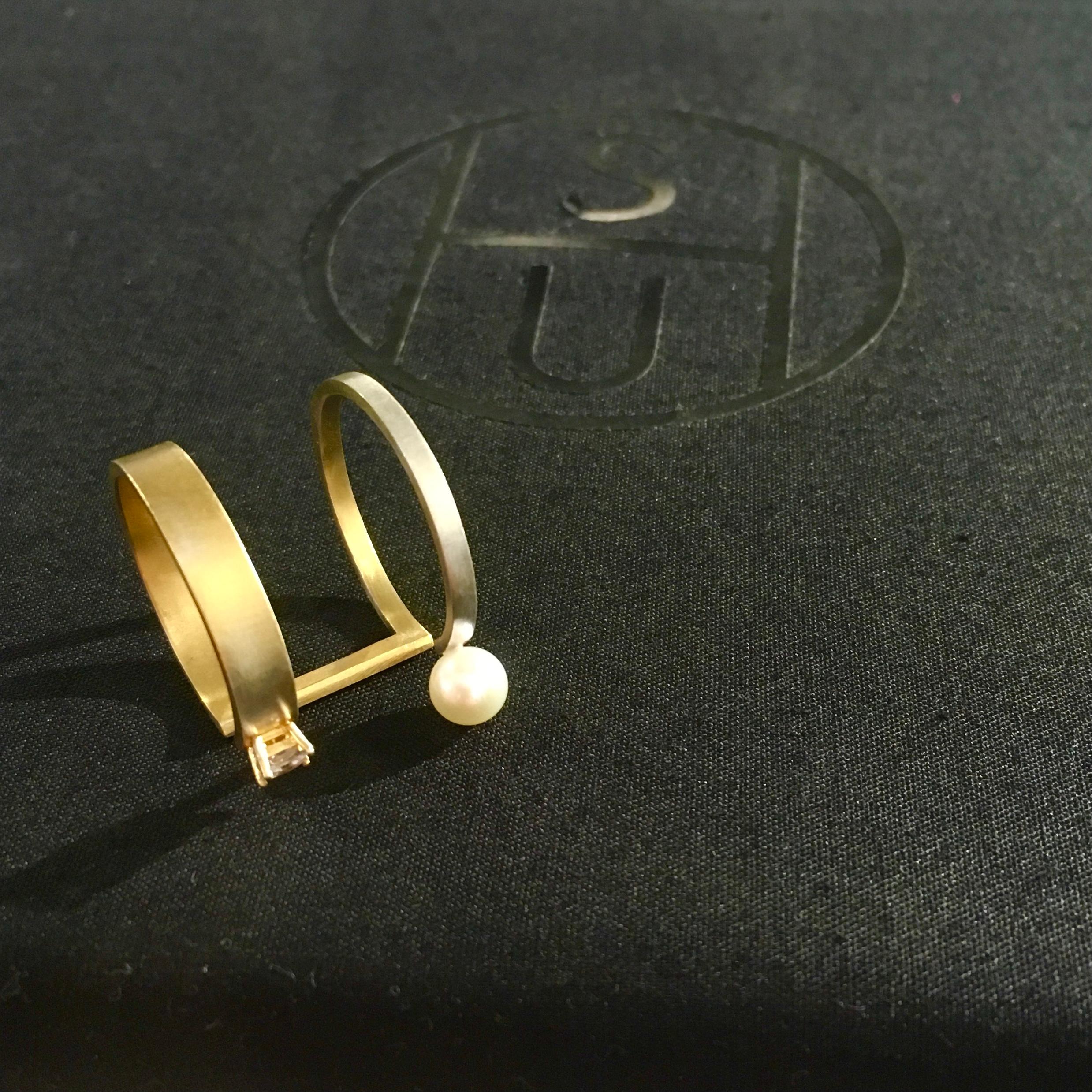 White Sapphires Freshwater Pearl 18-Karat Yellow Gold Open Line Fine Ring In New Condition For Sale In CLYDEBANK, GB