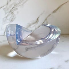 Sculpture semi-sphérique transparente en résine polie de Paola Valle