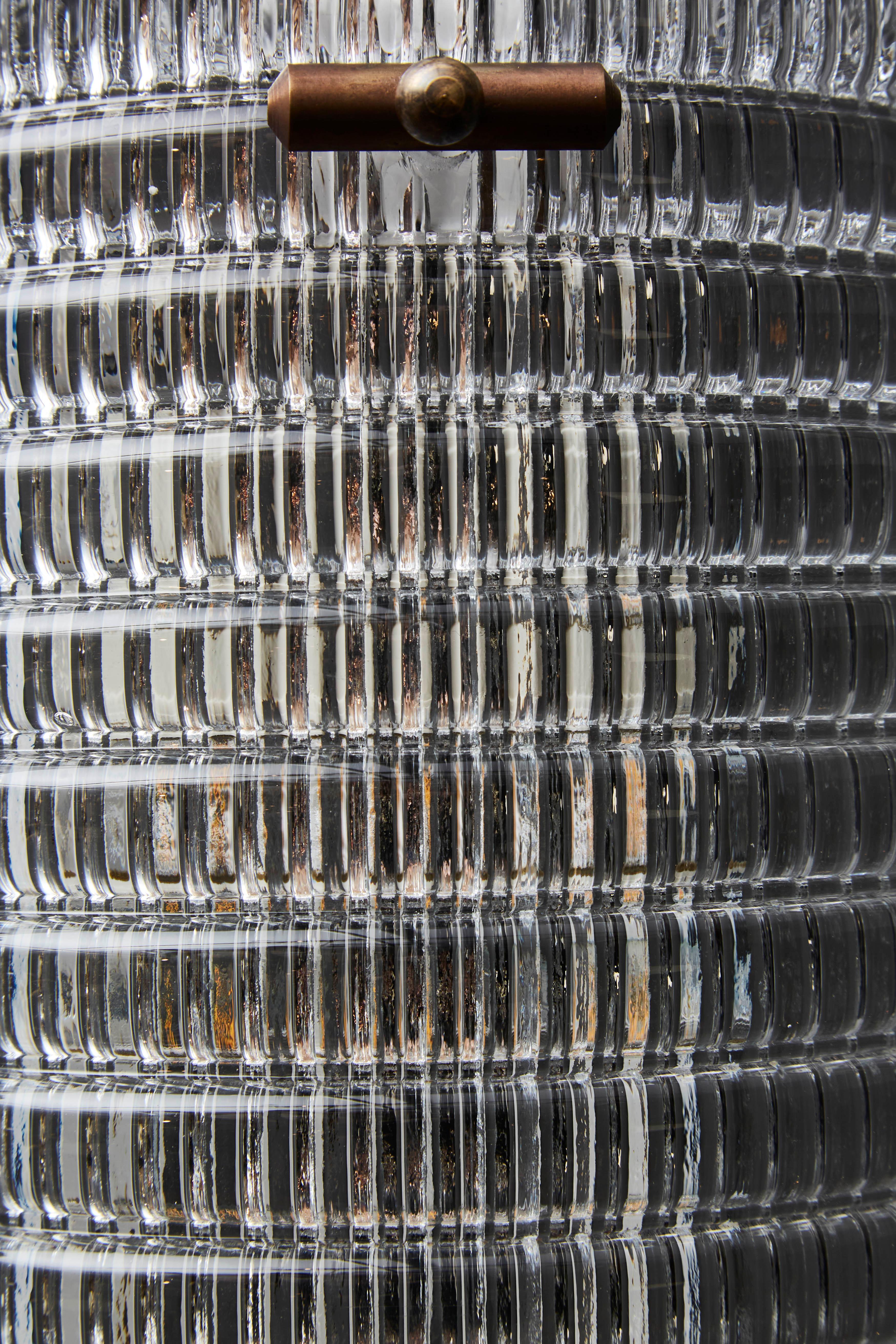 Verre de Murano texturé transparent avec monture en laiton en vente 1
