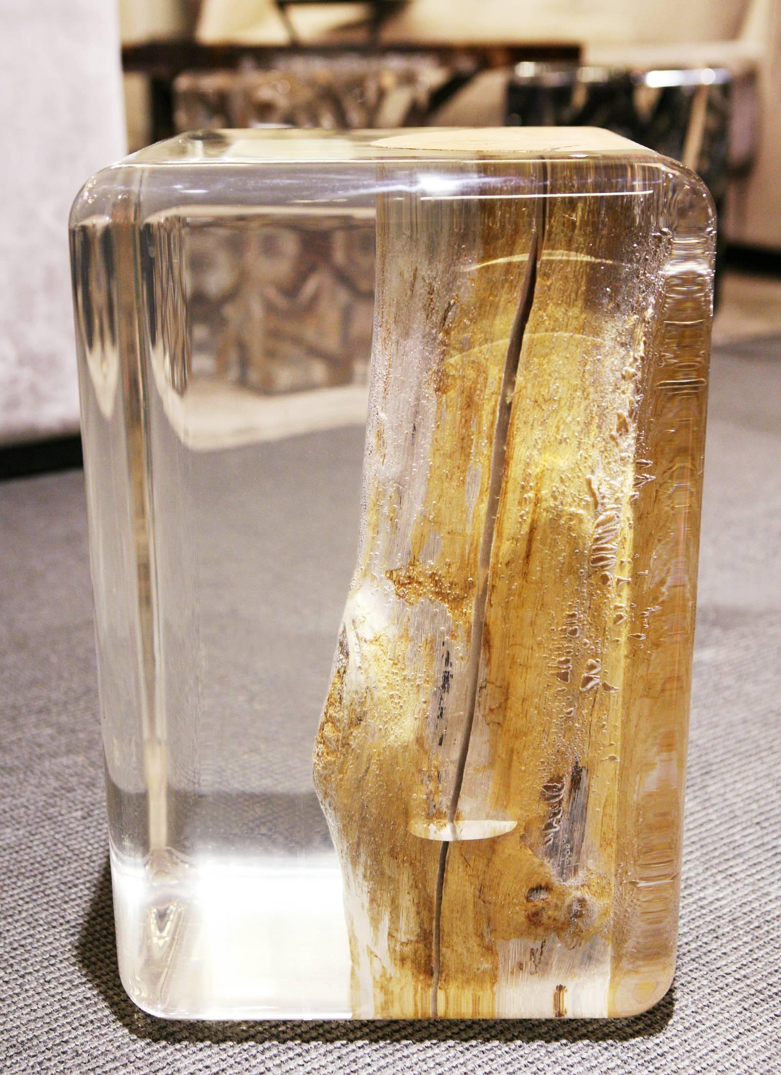 Klarer Truhen-Beistelltisch mit Acrylglas und Massivholz (21. Jahrhundert und zeitgenössisch) im Angebot