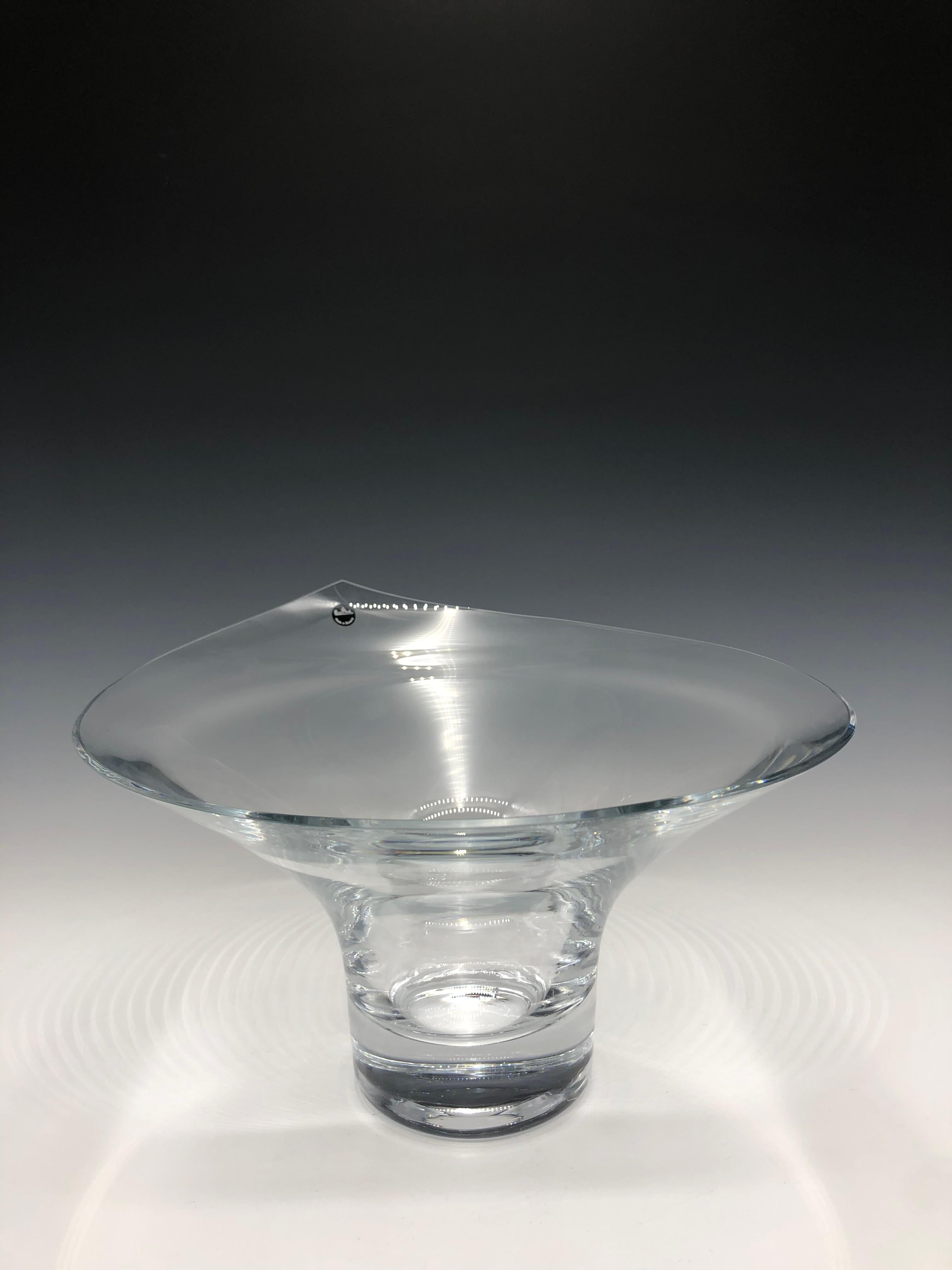 Eleganza della grande ciotola a piedistallo in cristallo Rosenthal. Realizzata in Slovenia, questa ciotola è un'opera d'arte che combina materiali di alta qualità e un'esperta lavorazione artigianale. La ciotola è perfetta per esporre la frutta o