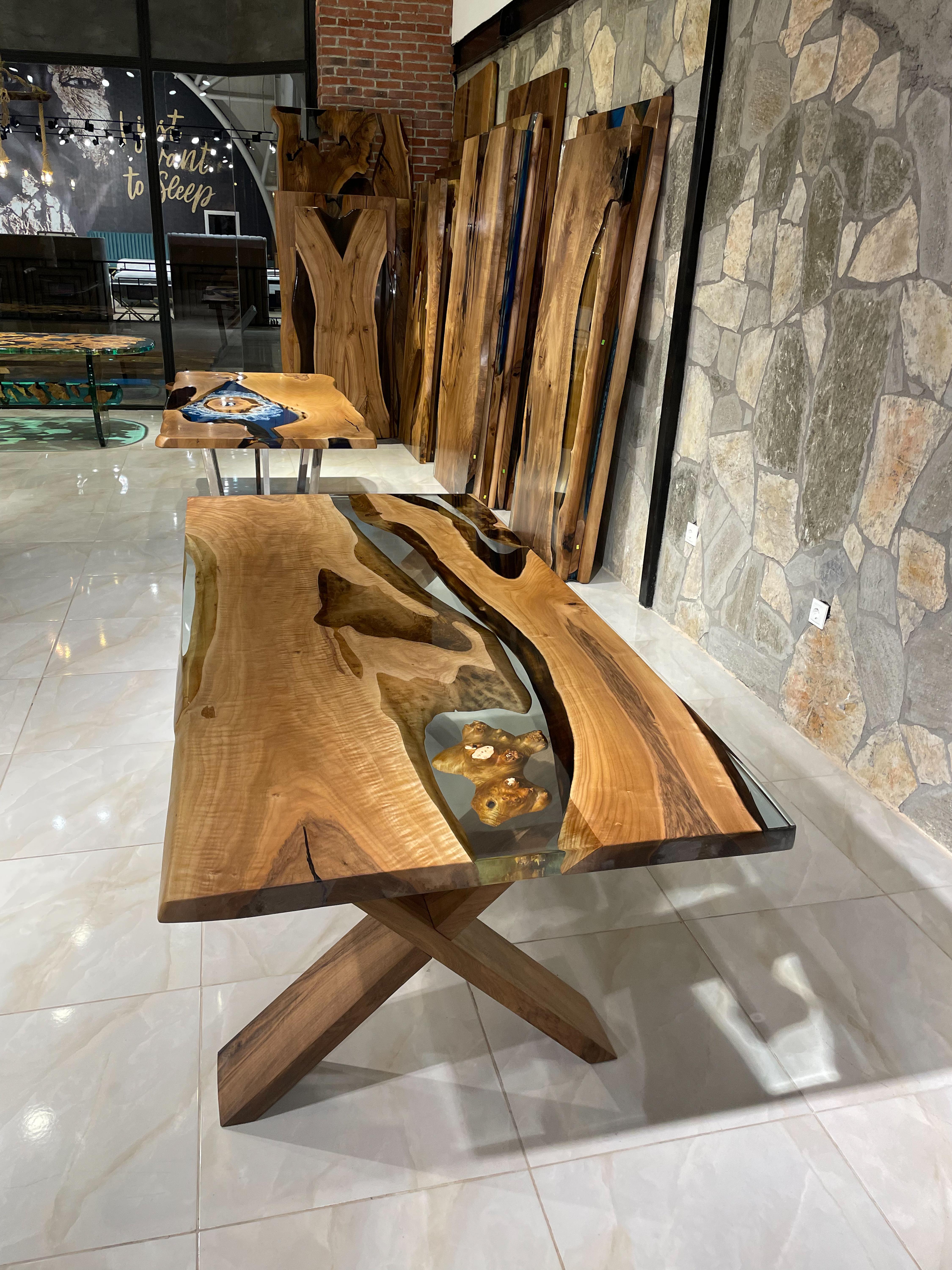 XXIe siècle et contemporain Table en résine de bois de noyer clair - Cuisine en bois Meubles sur mesure en vente