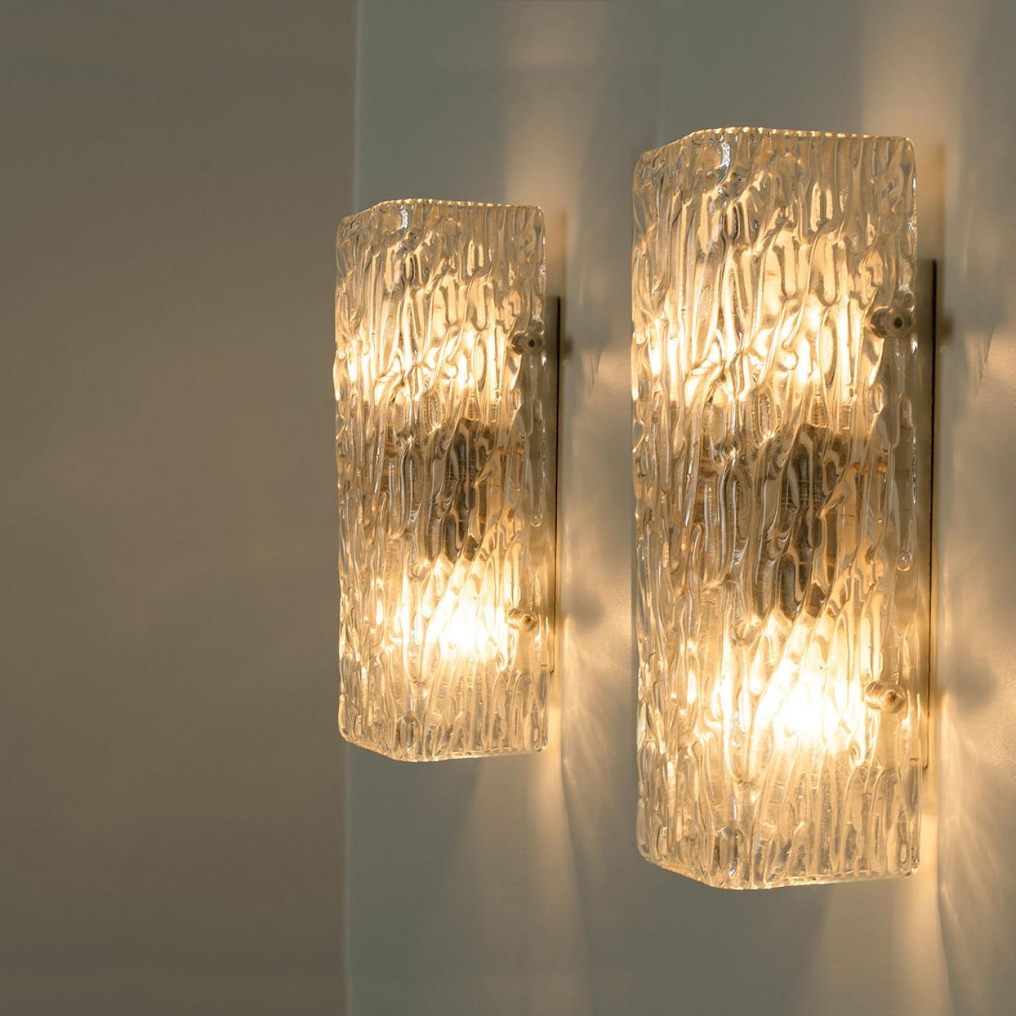 Apliques de Cristal Ondulado Transparente by J.T. Kalmar, Austria, década de 1960 Lacado en venta