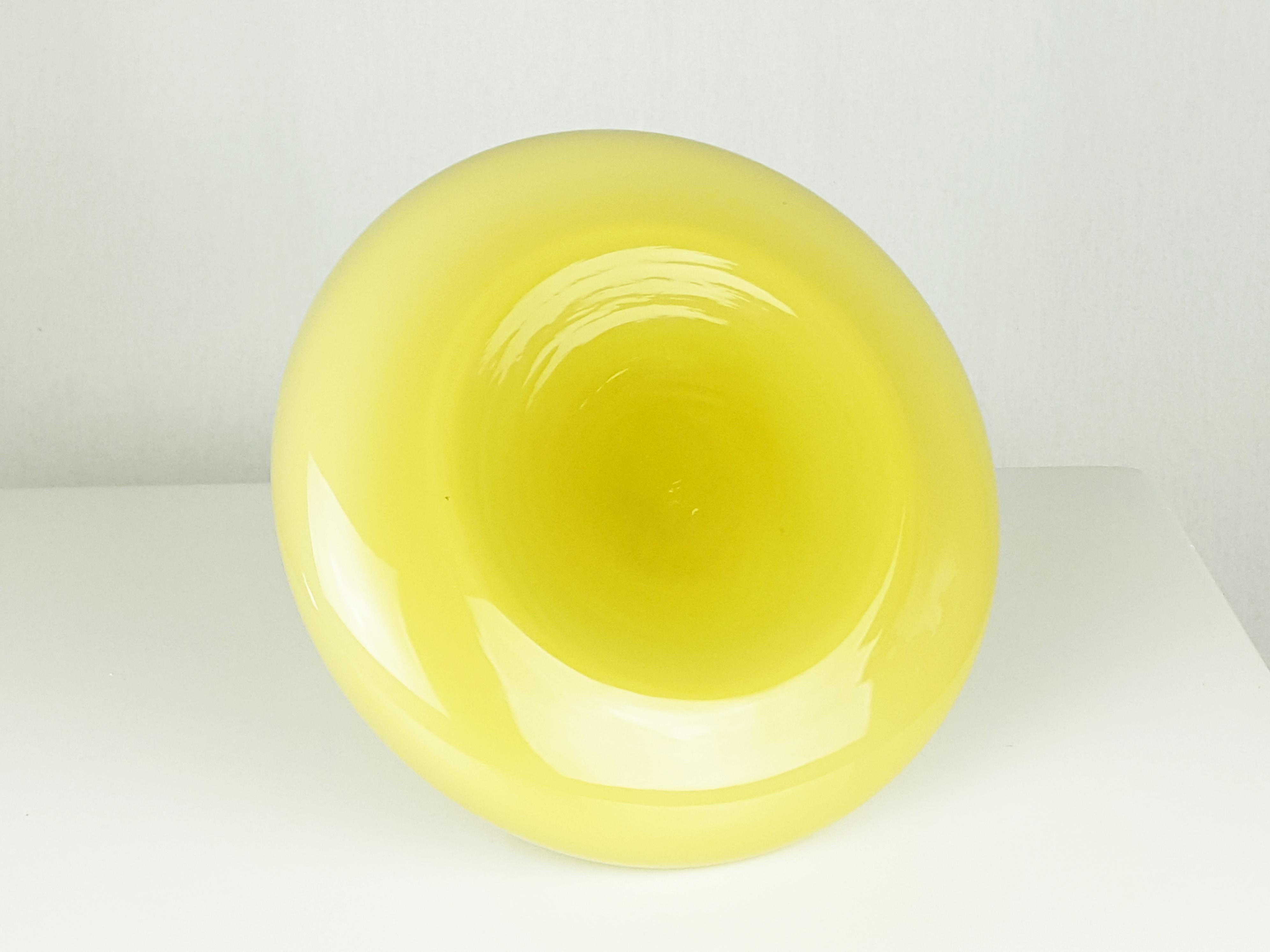 Clear, White & green glass 1960s vase attributed to Mazzega In Good Condition For Sale In Varese, Lombardia