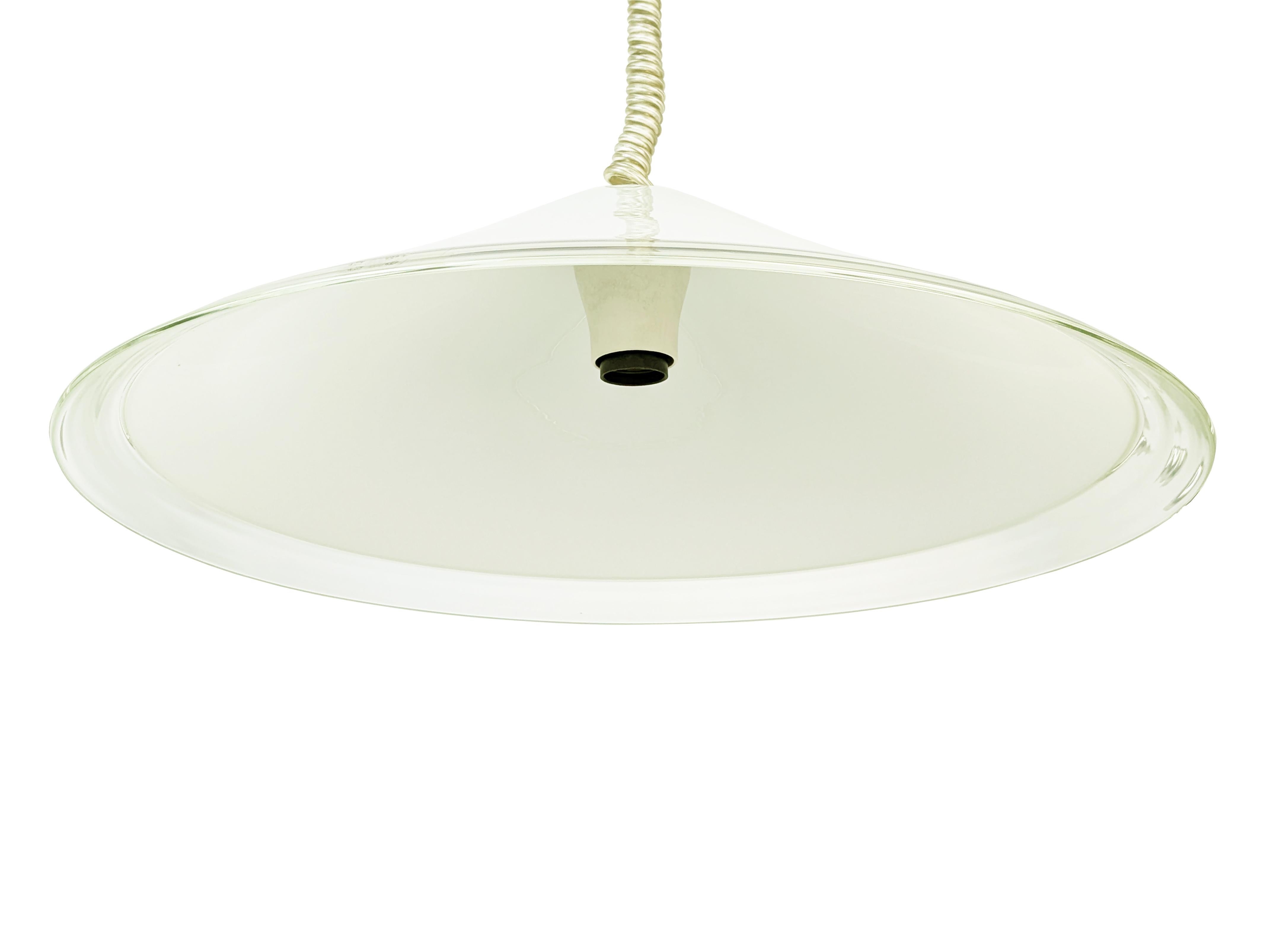 Colgante de cristal de Murano blanco y transparente mod. Melania, diseñado por Renato Toso en los años 70 y fabricado por Leucos. La pantalla cónica de cristal está hecha a mano con cristal grueso transparente y blanco. Se conserva en muy buen