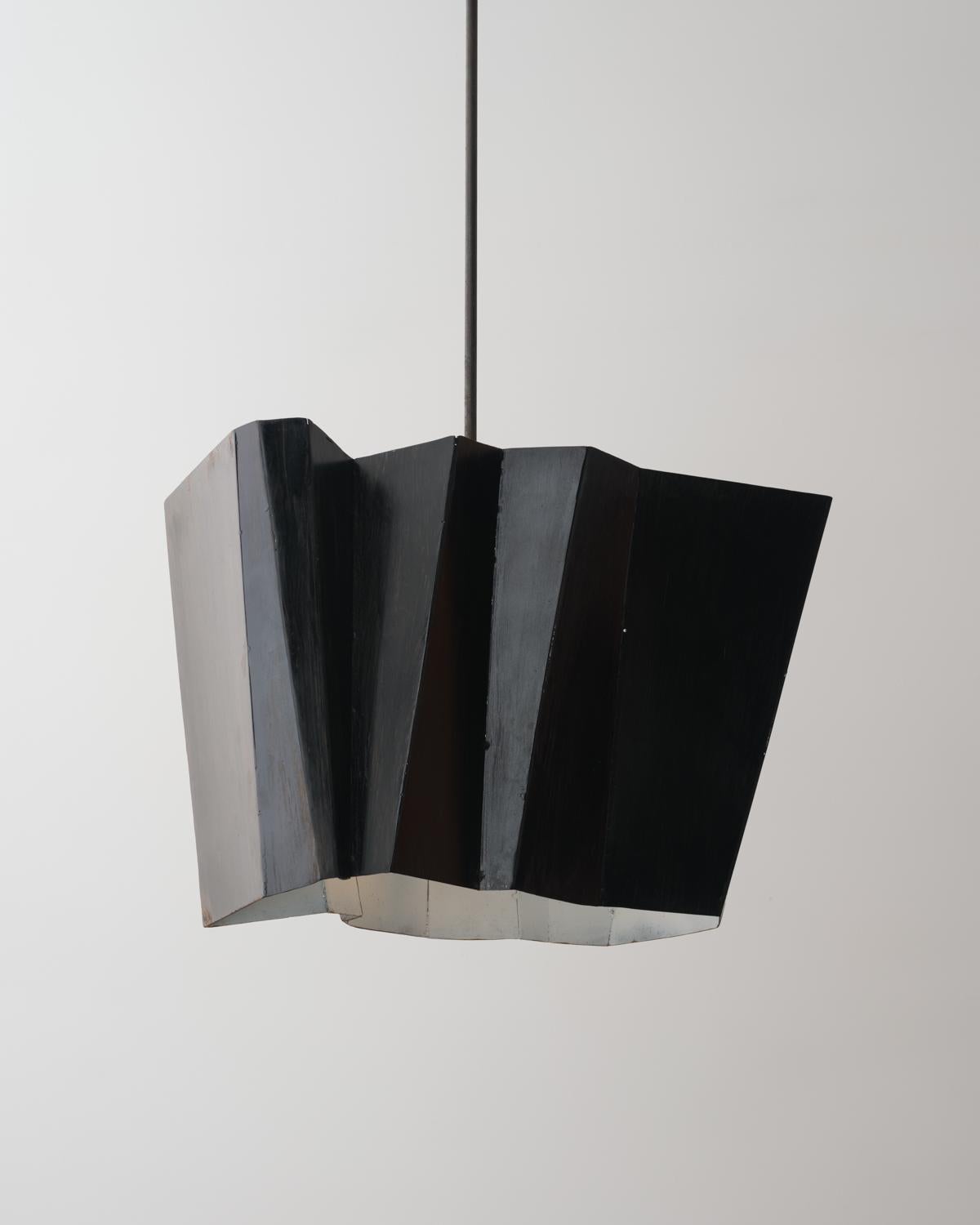 Il lampadario Cleaving è un nuovo lampadario a sospensione brutalista e geometrico, che utilizza linee geometriche e angoli misteriosi. Il nostro lampadario Cleaving è fabbricato a mano in acciaio e rifinito a mano nel nostro studio,  con varie