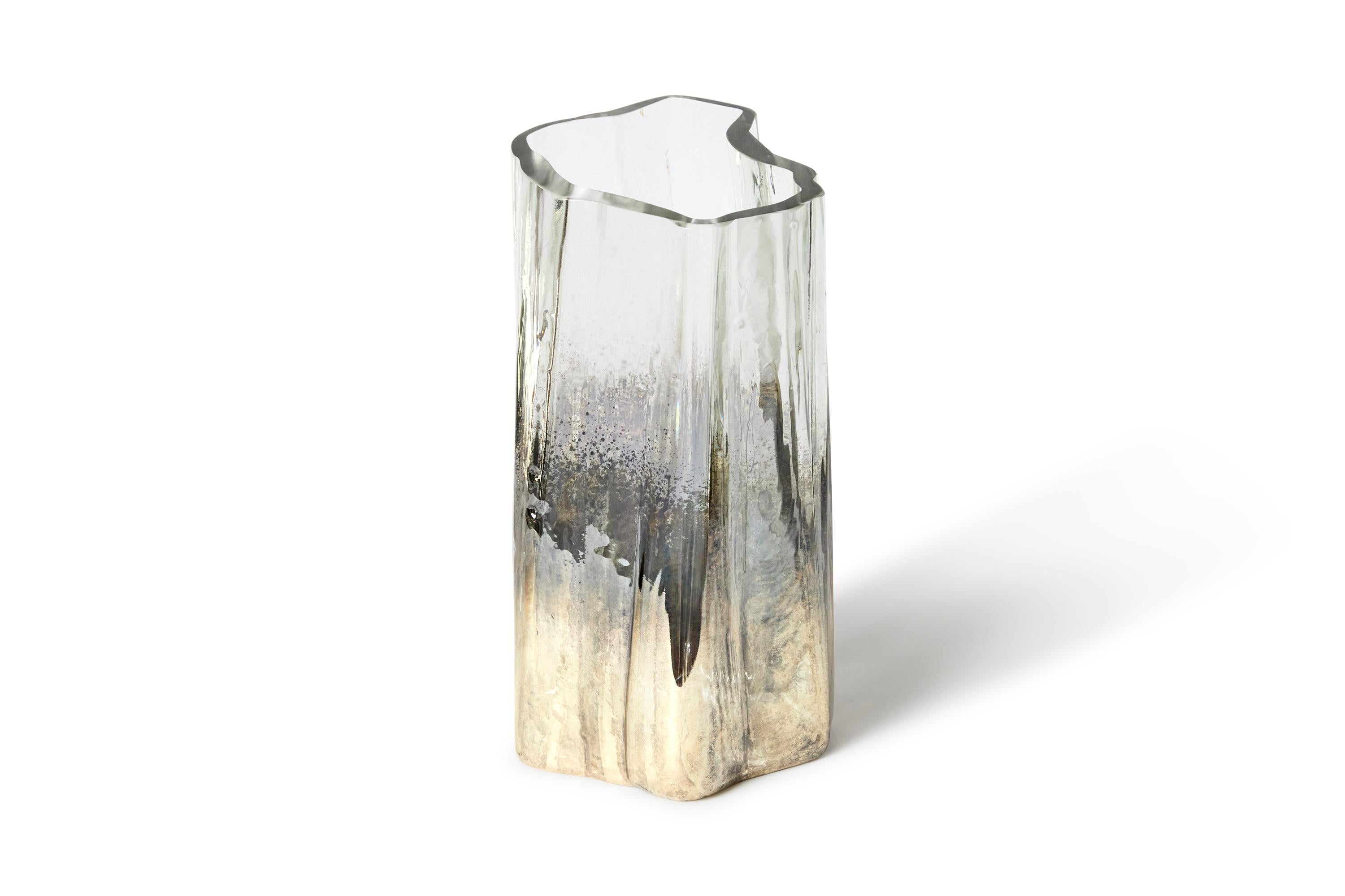 Gregory Nangle
Cleaving Ghost Vase, 2021
Mercury and glass
7 x 8 x 13.25 in.