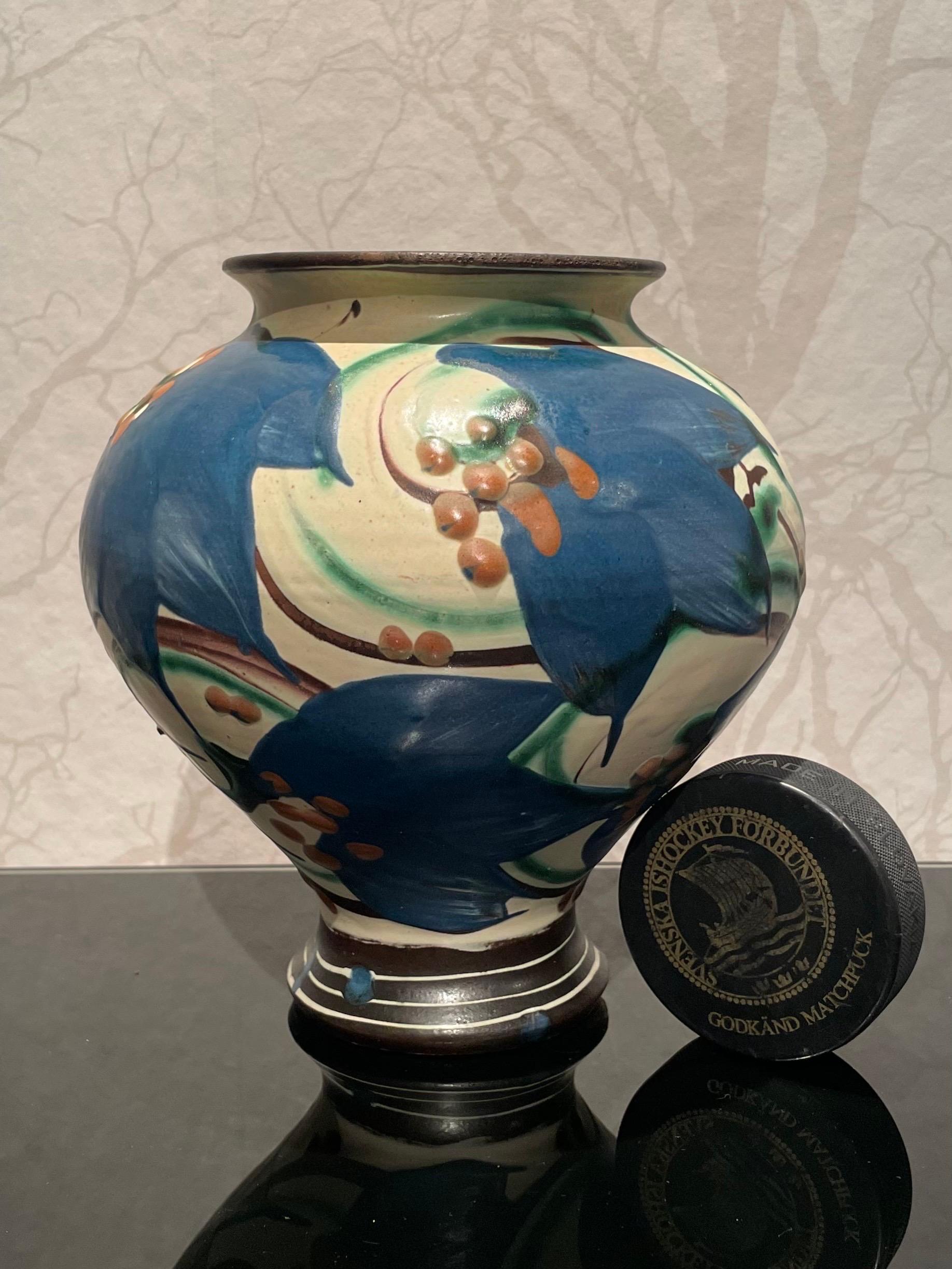 Vaso Clematis Patternd 1920s danese 20 cm in ceramica smaltata opaca di Herman A. Kähler In condizioni buone in vendita a Örebro, SE