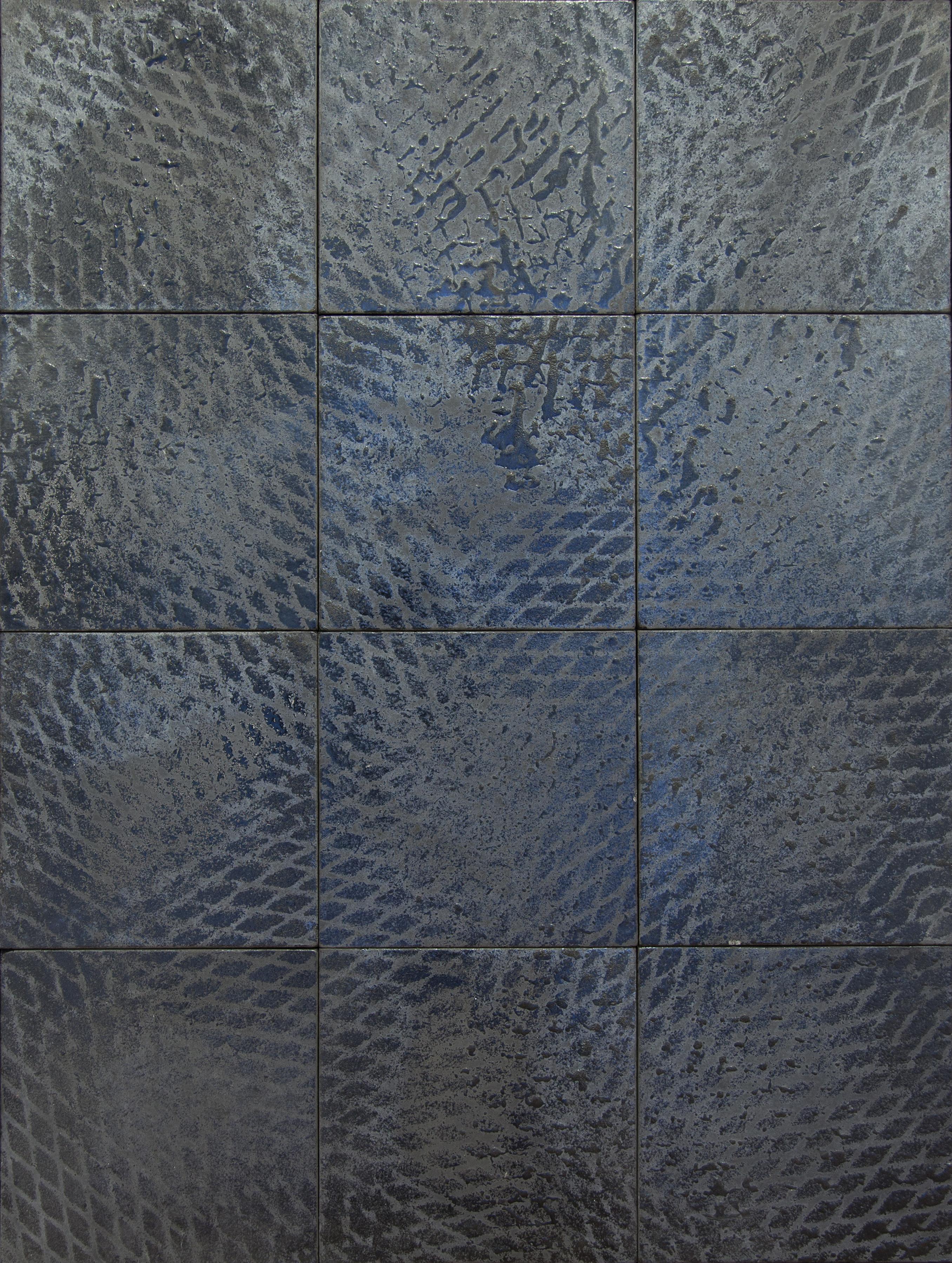 Clemens Wolf Abstract Sculpture – Schwarze, ausziehbare Metallfliesen. Wand-Skulptur
