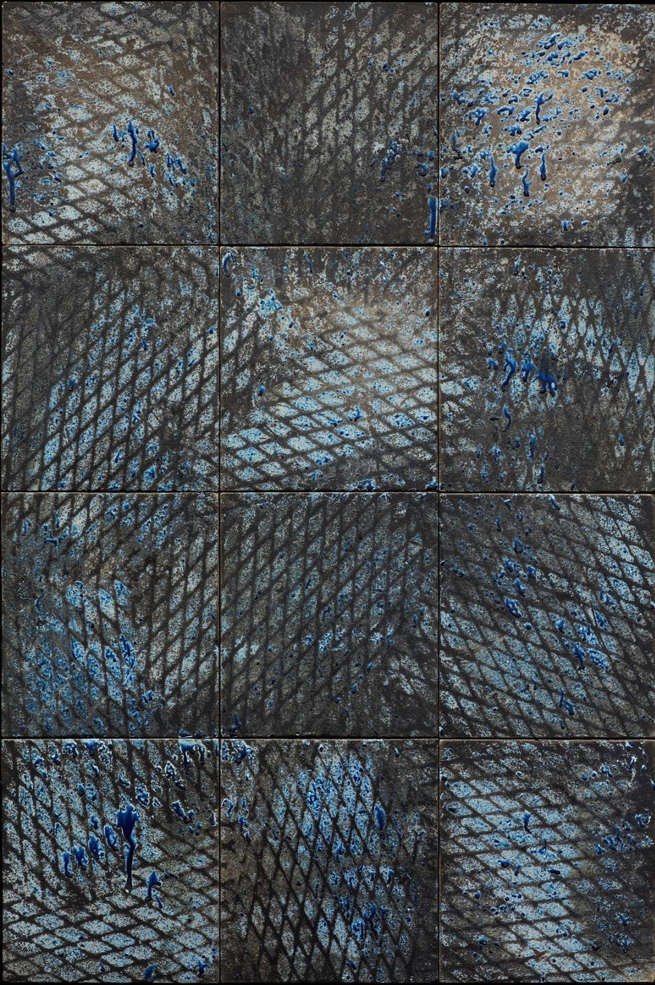 Black, White e Green & Blue, piastrelle in metallo stirato, trittico. Scultura da parete in vendita 1