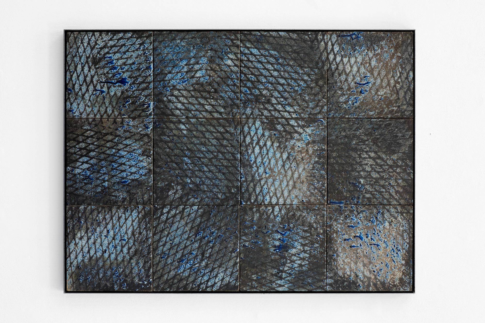 Blaue, erweiterte Metallfliesen. Wand-Skulptur (Abstrakt), Mixed Media Art, von Clemens Wolf