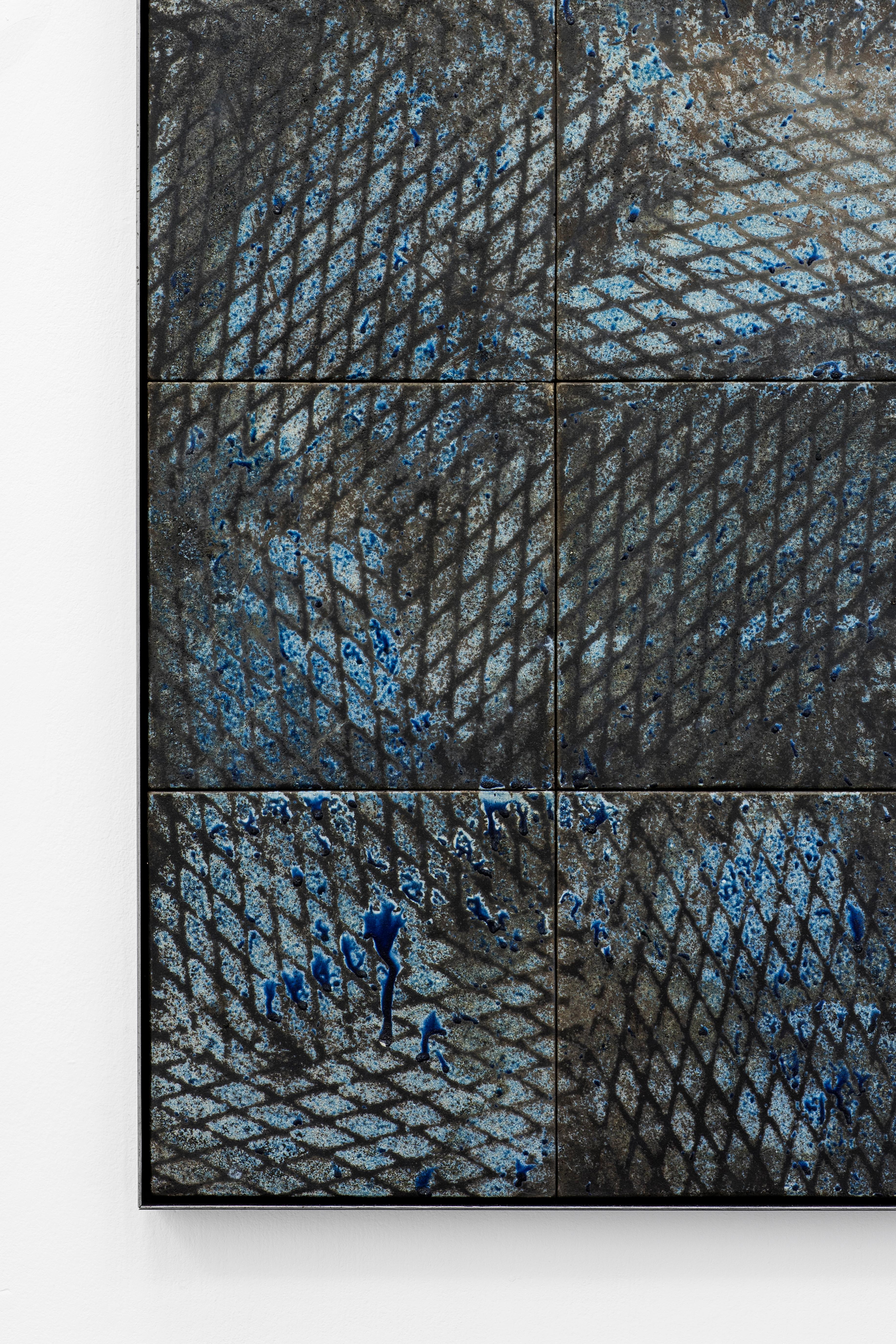Blaue, erweiterte Metallfliesen. Wand-Skulptur (Abstrakt), Mixed Media Art, von Clemens Wolf