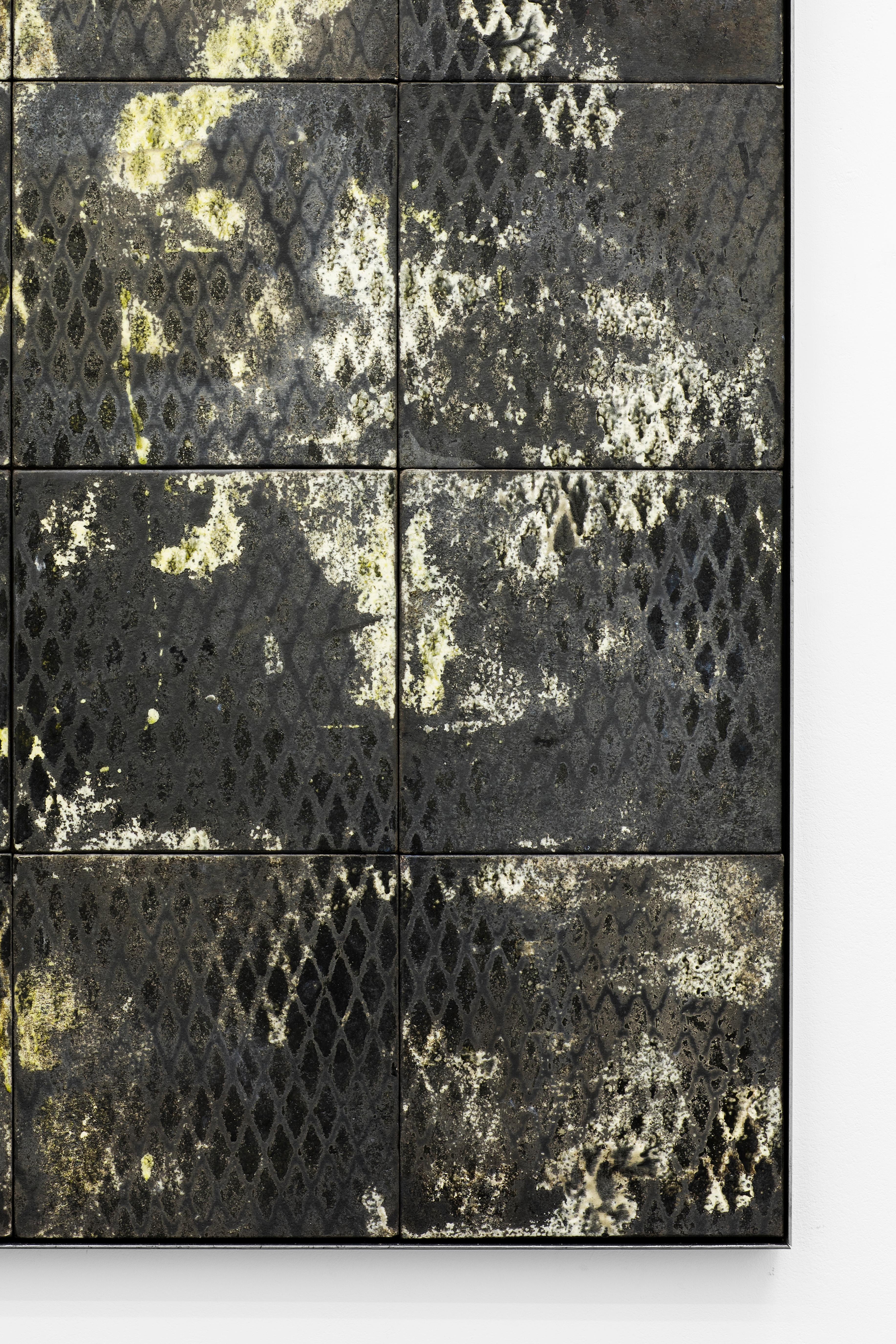 Blanco y Verde y Azul, Baldosa de Metal Expandido, Díptico. Escultura mural en venta 1