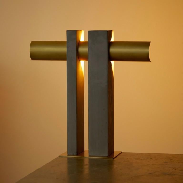 Lampada da tavolo 'PI' di Clément Cauvet in cemento e acciaio per DCW éditions Paris. Nuovo, produzione attuale.

L'oggetto è al confine tra una scultura e un edificio architettonico, è funzionale grazie alla sua luce. La sorgente luminosa brilla