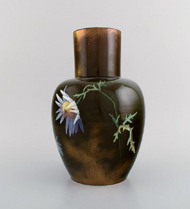 Clément Massier per Golfe Juan. Vaso antico in ceramica smaltata. 
Bellissimo smalto lustro con fiori dipinti a mano. 
Fine del XIX secolo.
Misure: 27,5 x 18 cm.
In ottime condizioni.
Firmato.