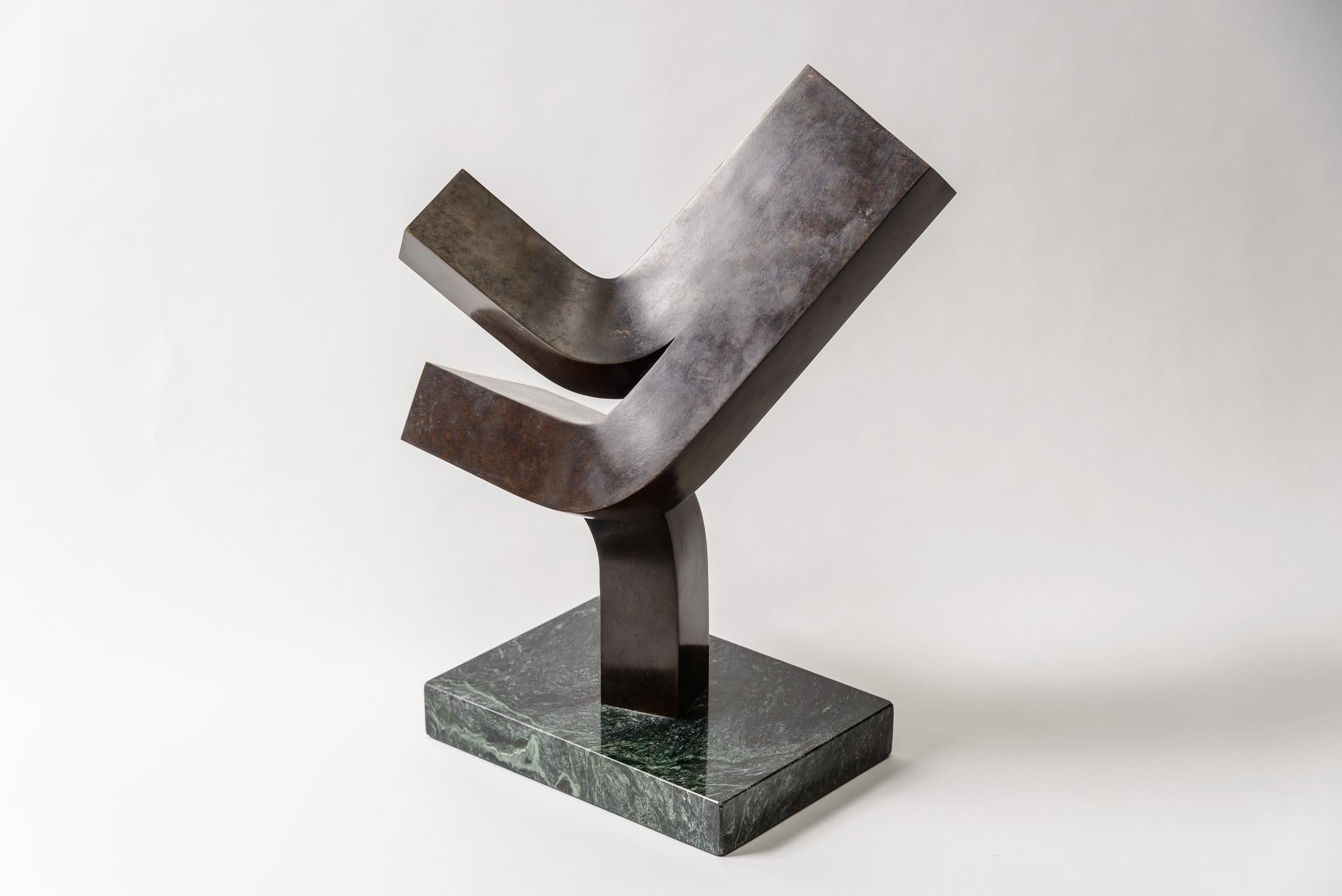 A. Clement Meadmore Scultura in bronzo
Patina marrone cioccolato
Base in marmo verde onice scuro
Firma dell'artista, edizione e data
Ottime condizioni originali