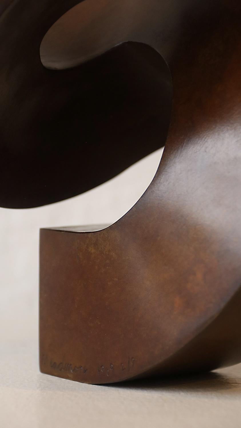 Espiral es una escultura abstracta minimalista de pedestal en bronce fabricado concebida en 1969, y puede considerarse una obra de arte Moderna de mediados de siglo. Está acabado con una pátina de 