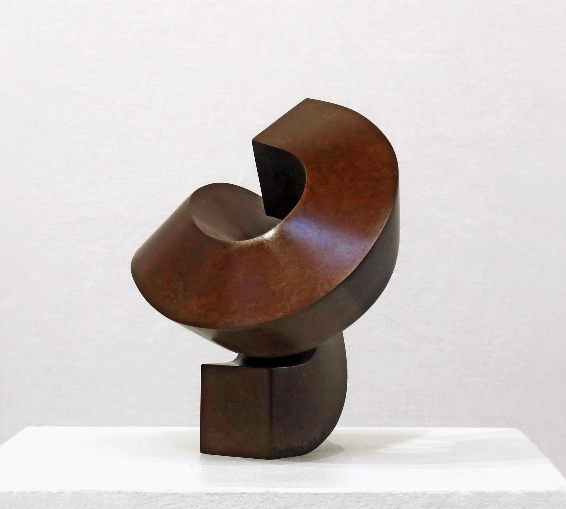 „Spiral“ minimalistische Bronzeskulptur auf Sockel  – Sculpture von Clement Meadmore