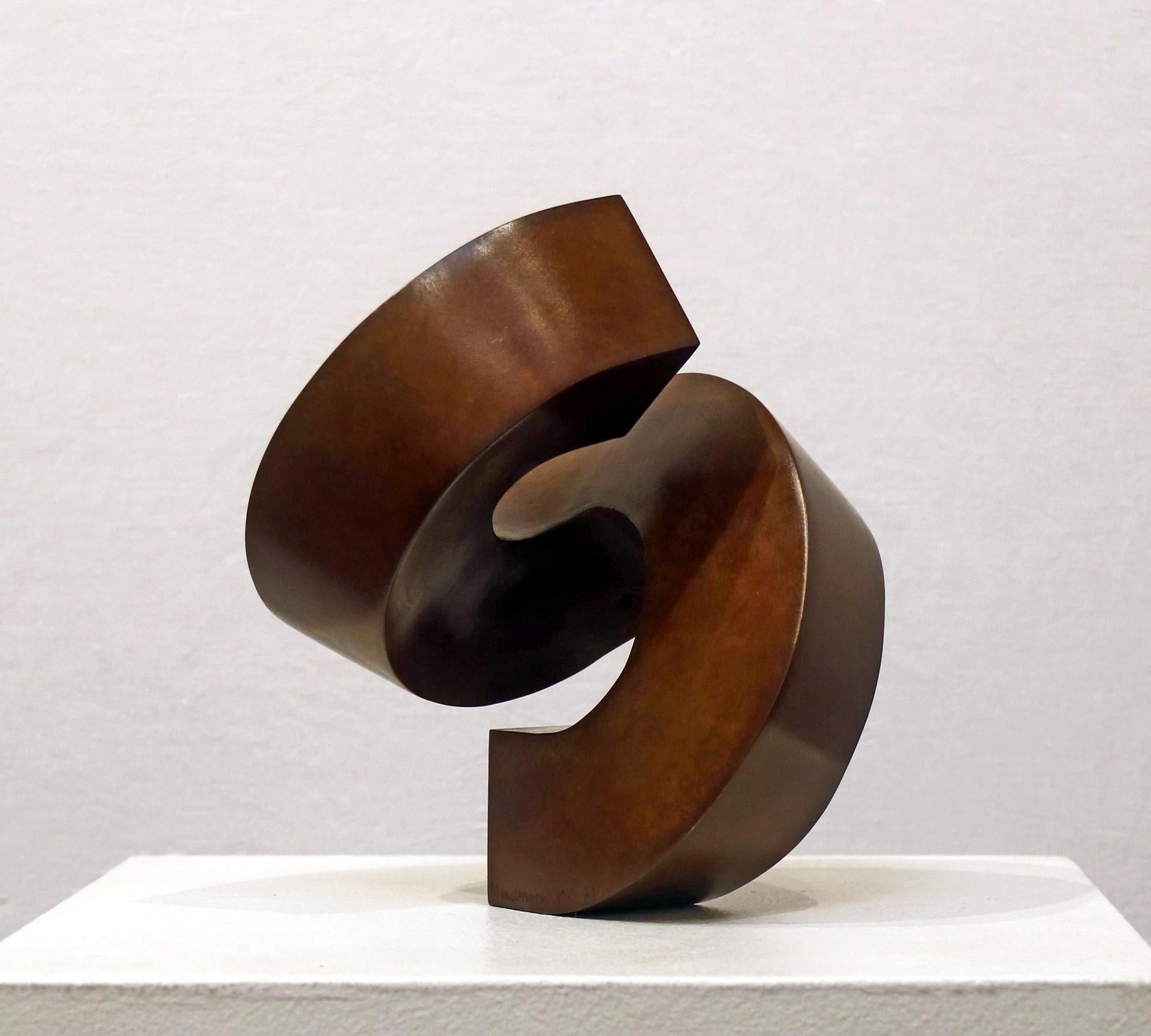 „Spiral“ minimalistische Bronzeskulptur auf Sockel  (Minimalistisch), Sculpture, von Clement Meadmore