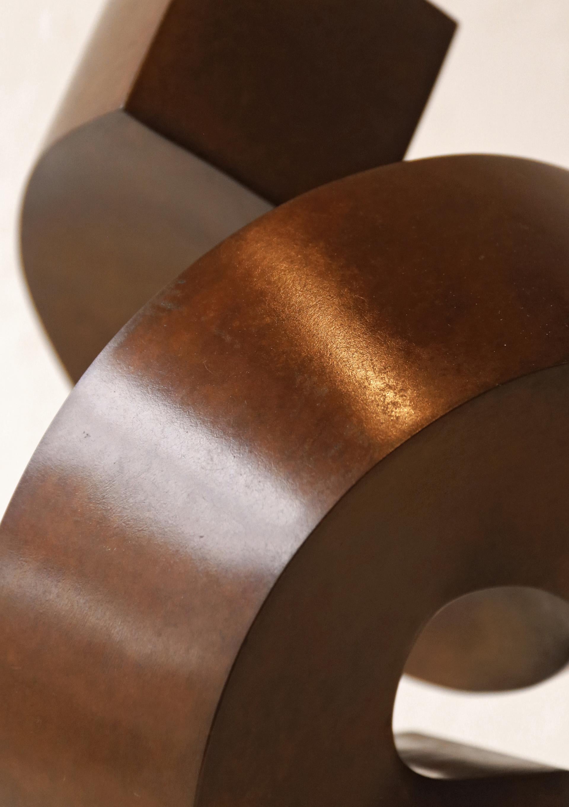 „Spiral“ minimalistische Bronzeskulptur auf Sockel  im Angebot 2