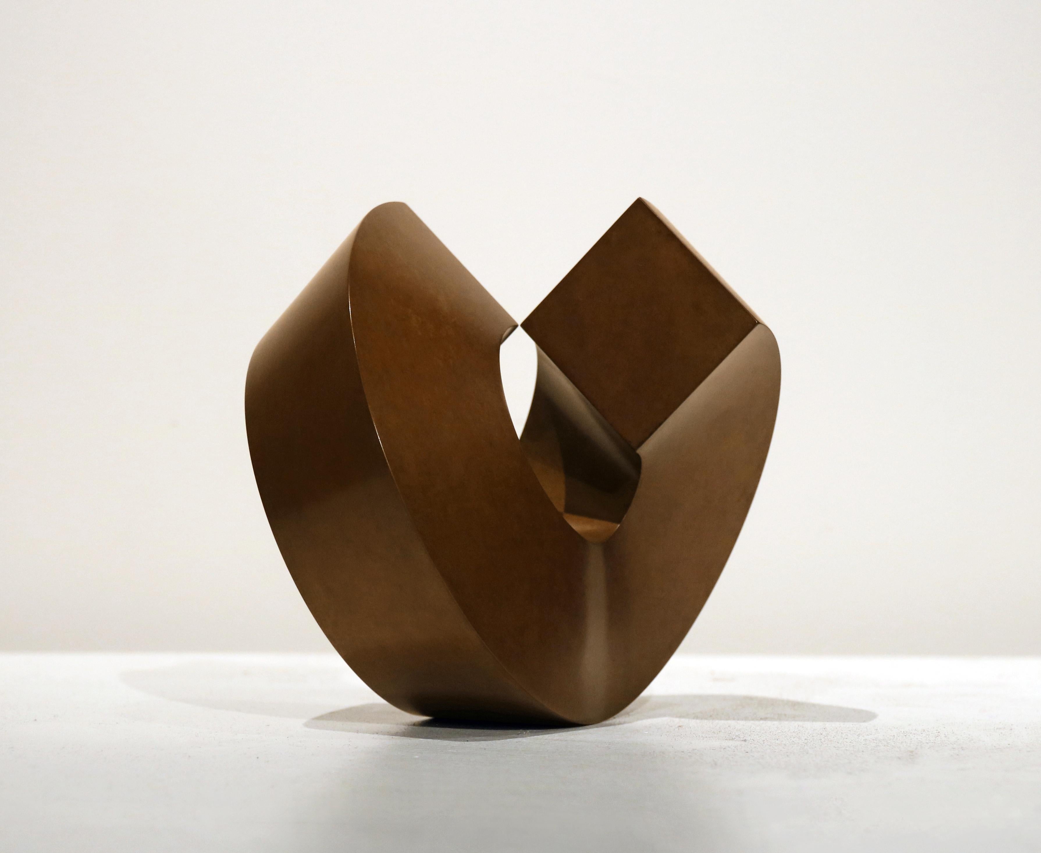 Split Ring:: eine minimalistische Sockelskulptur aus Bronzeguss von Clement Meadmore 2