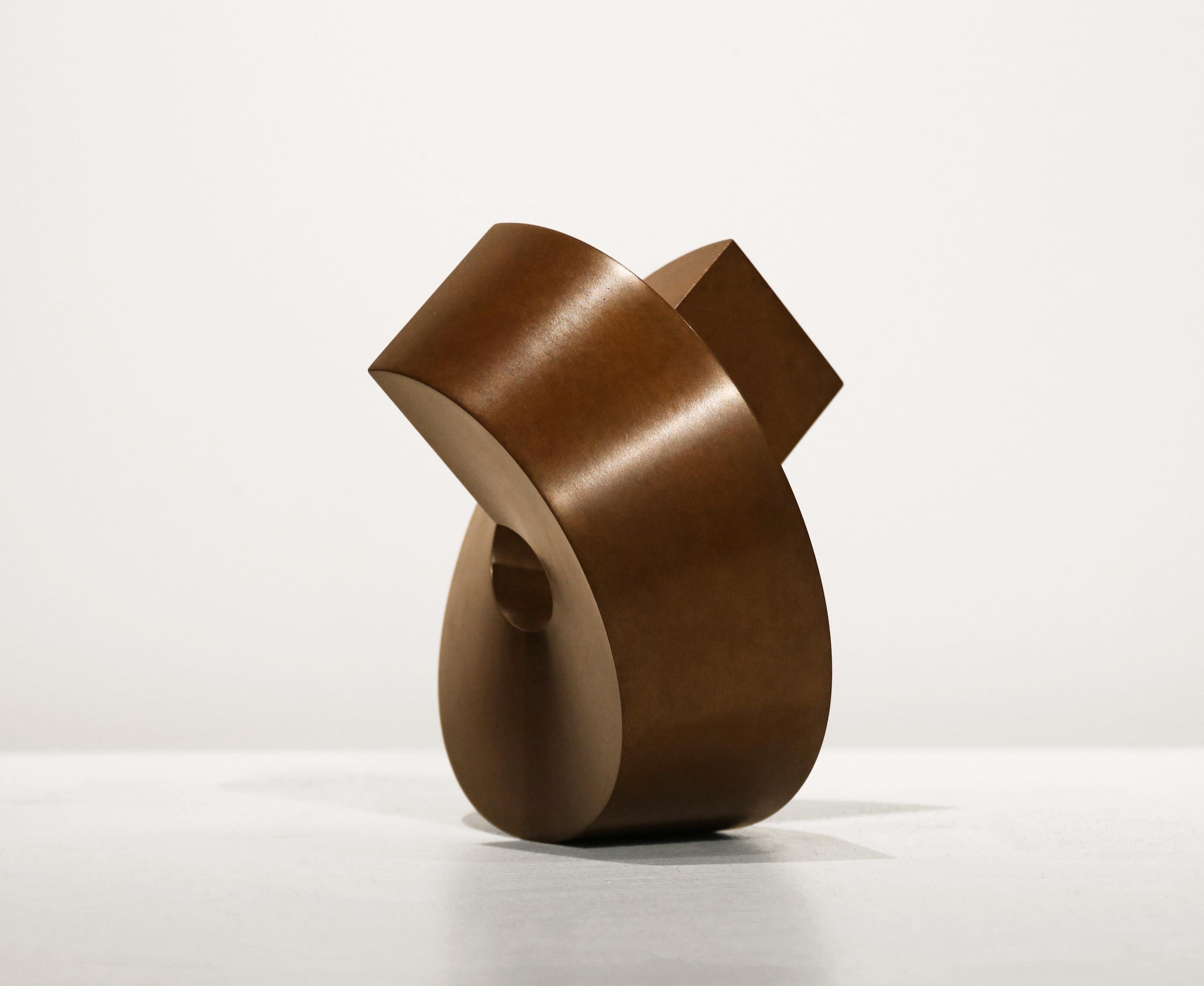 Split Ring:: eine minimalistische Sockelskulptur aus Bronzeguss von Clement Meadmore 4
