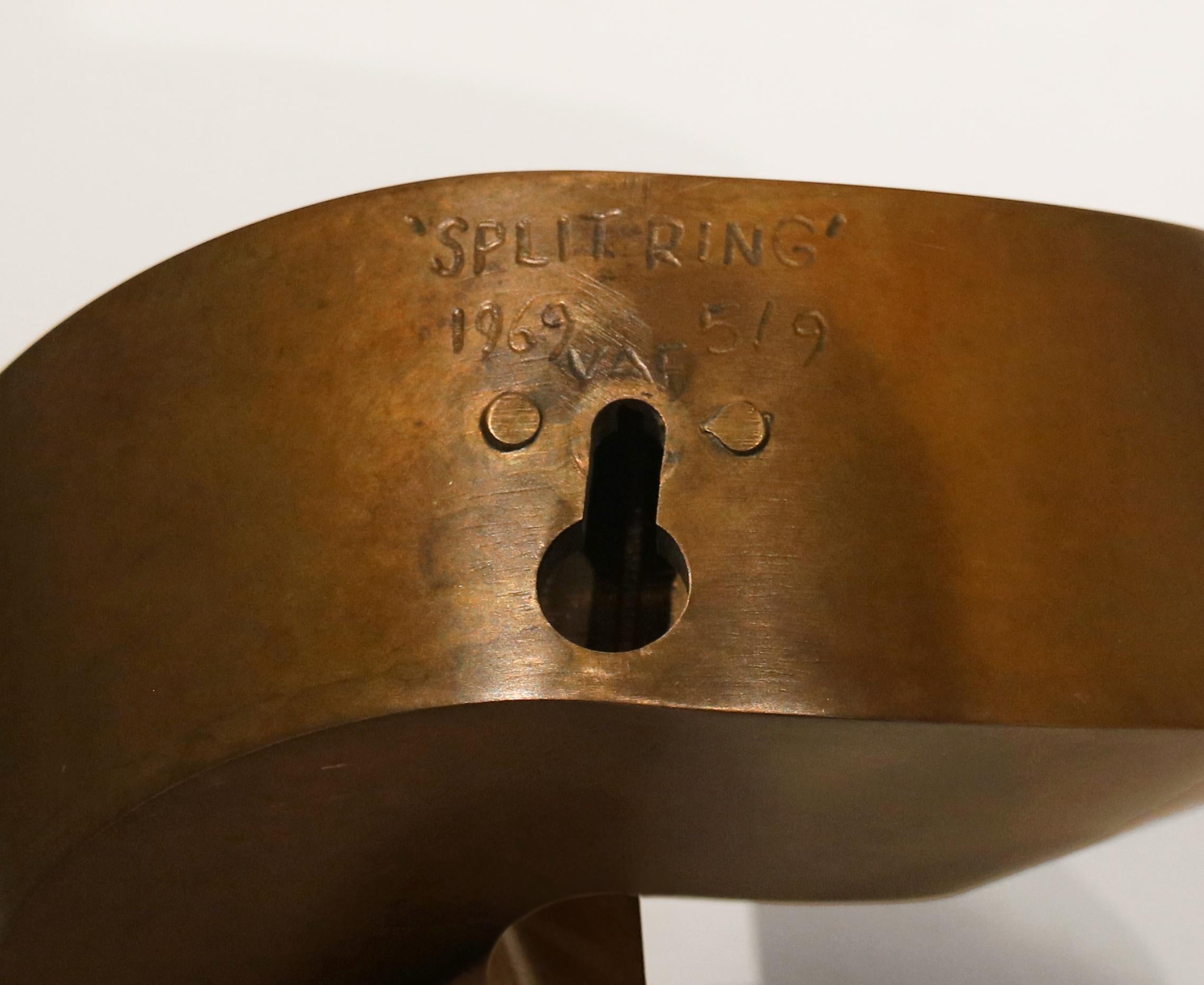 Split Ring:: eine minimalistische Sockelskulptur aus Bronzeguss von Clement Meadmore 5