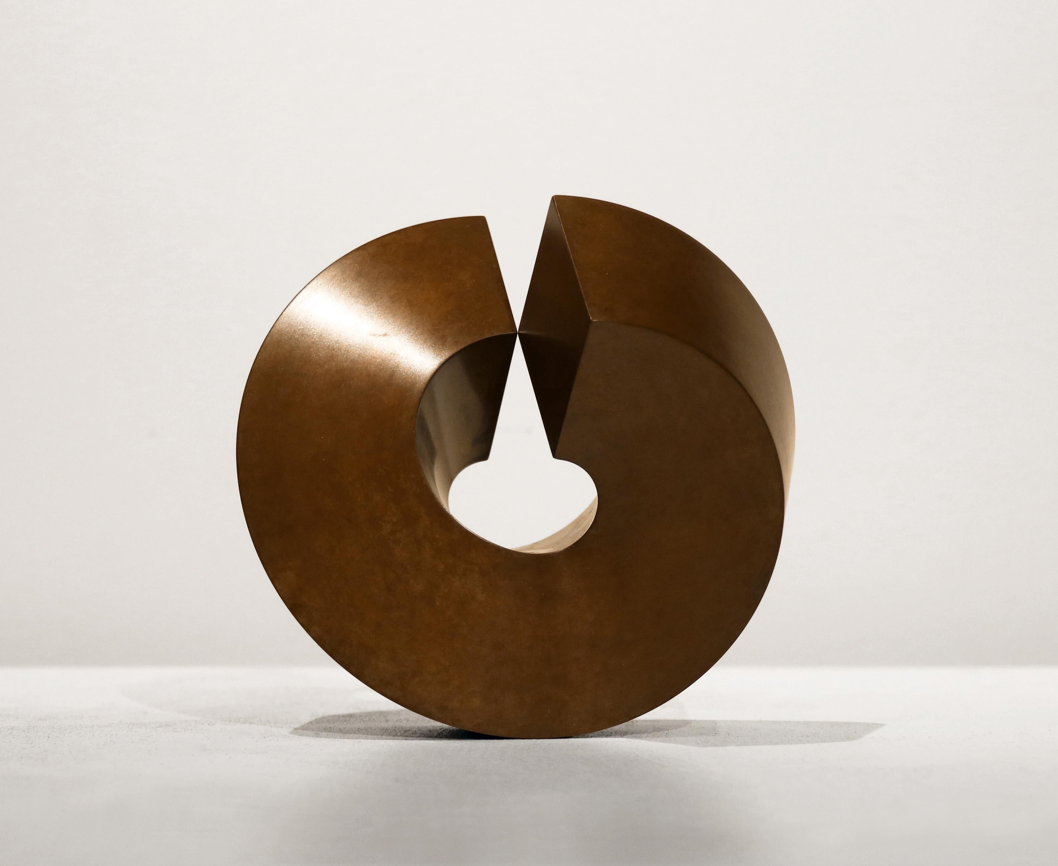 Split Ring ist eine minimalistische, abstrakte Sockelskulptur aus Bronze aus dem Jahr 1969 und kann als ein Kunstwerk der Jahrhundertmitte betrachtet werden. Es ist mit Clement Meadmores "honigfarbener Wachspatina" versehen. Es ist die Nummer 5 in